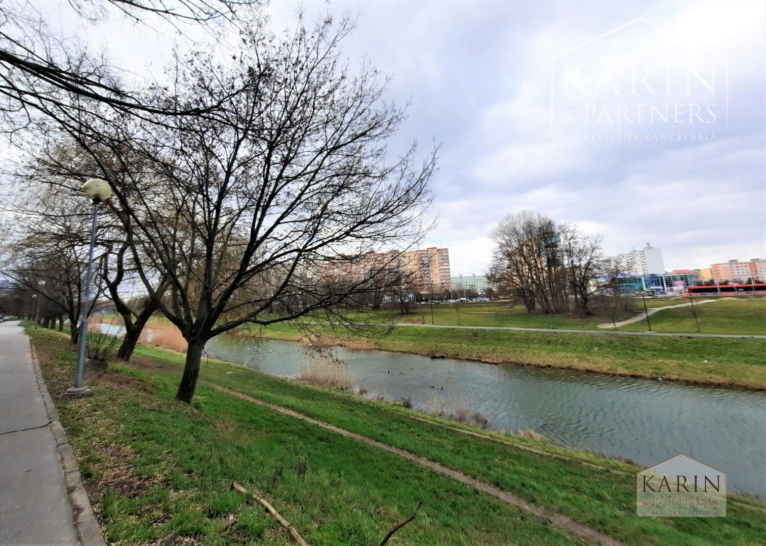 PREDANÝ  : NA PREDAJ - GARSÓNKA DE LUXE - BRATISLAVA - PETRŽALKA - MLYNAROVIČOVÁ