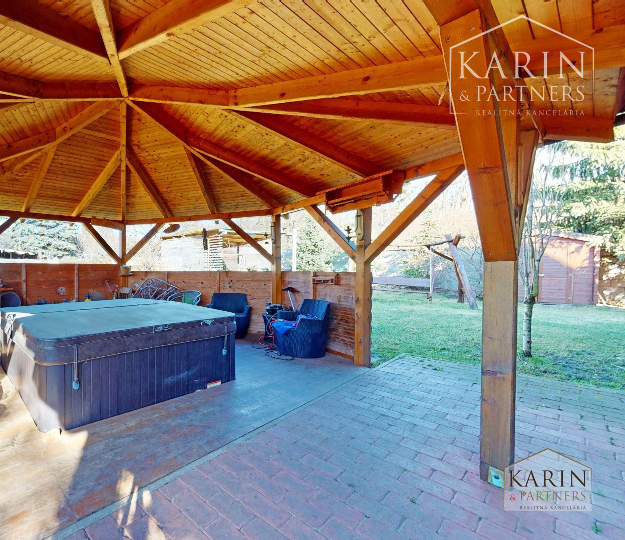 Predaj – Atraktívny zrubový rodinný dom s osobitou atmosférou - Devínska Nová Ves. BA IV- TOP PONUKA !