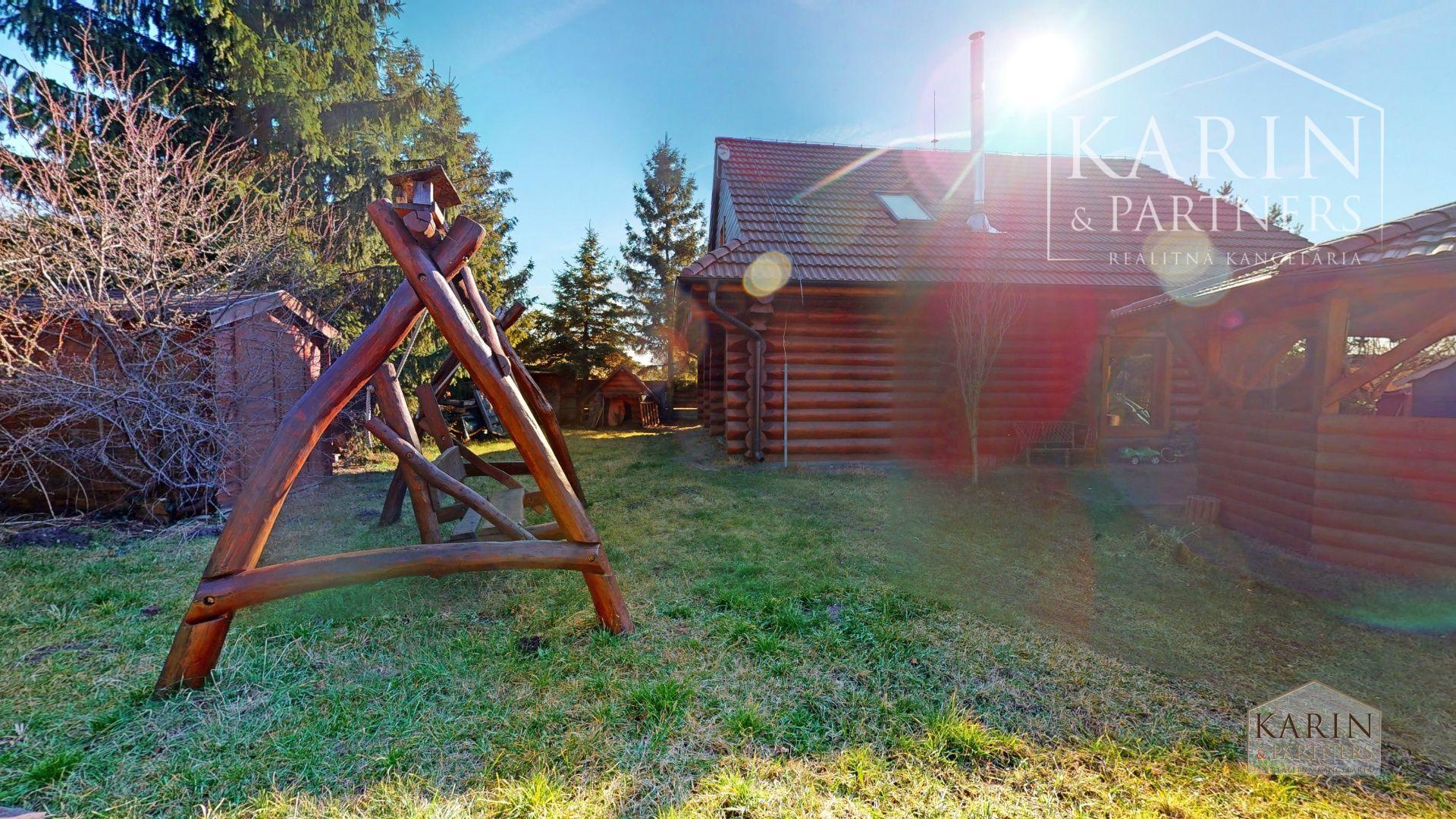 Predaj – Atraktívny zrubový rodinný dom s osobitou atmosférou - Devínska Nová Ves. BA IV- TOP PONUKA !