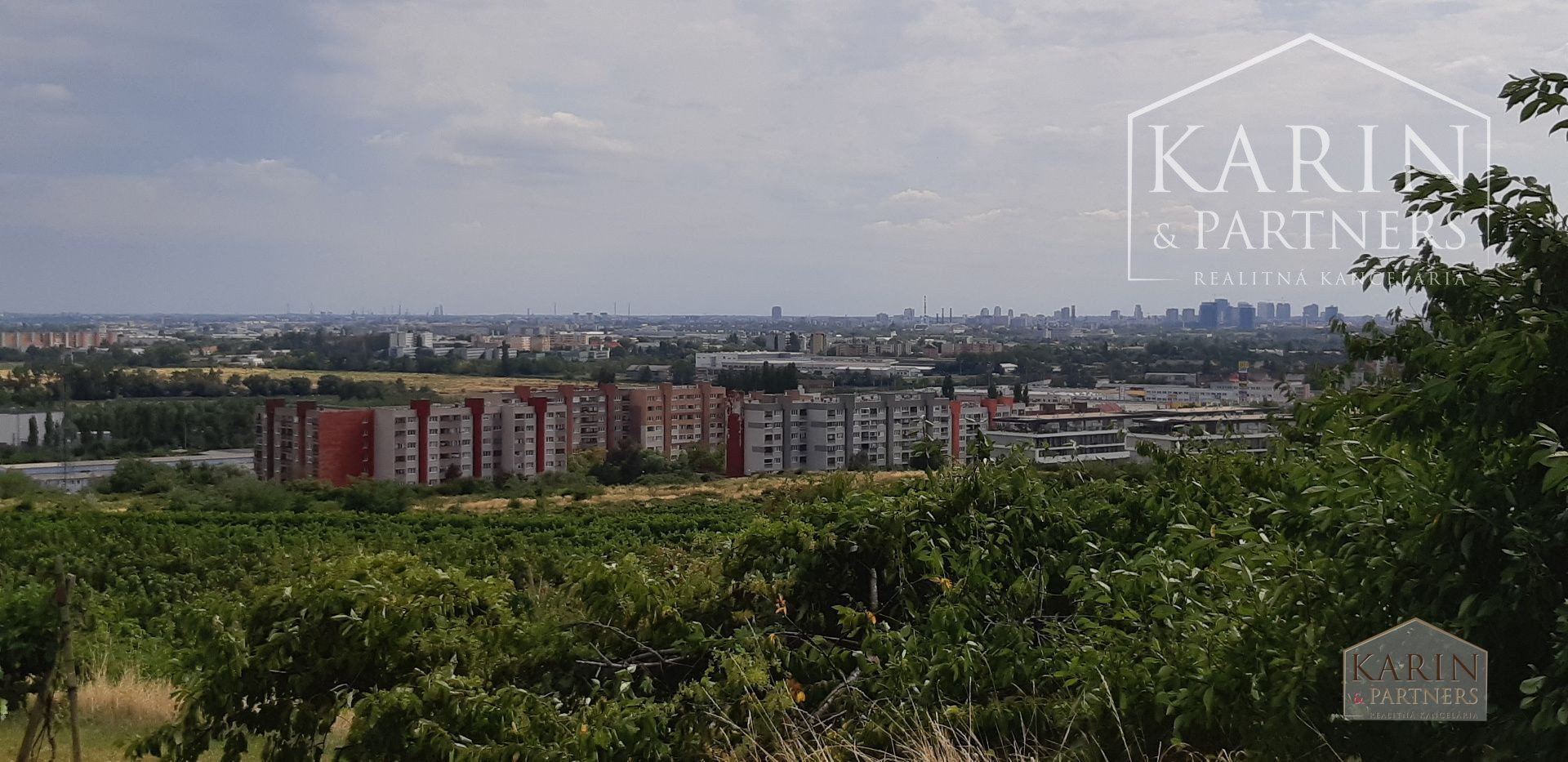 NA PREDAJ  POZEMOK NA INVESTÍCIU BRATISLAVA –RAČA , KAMILKOVÁ UL.