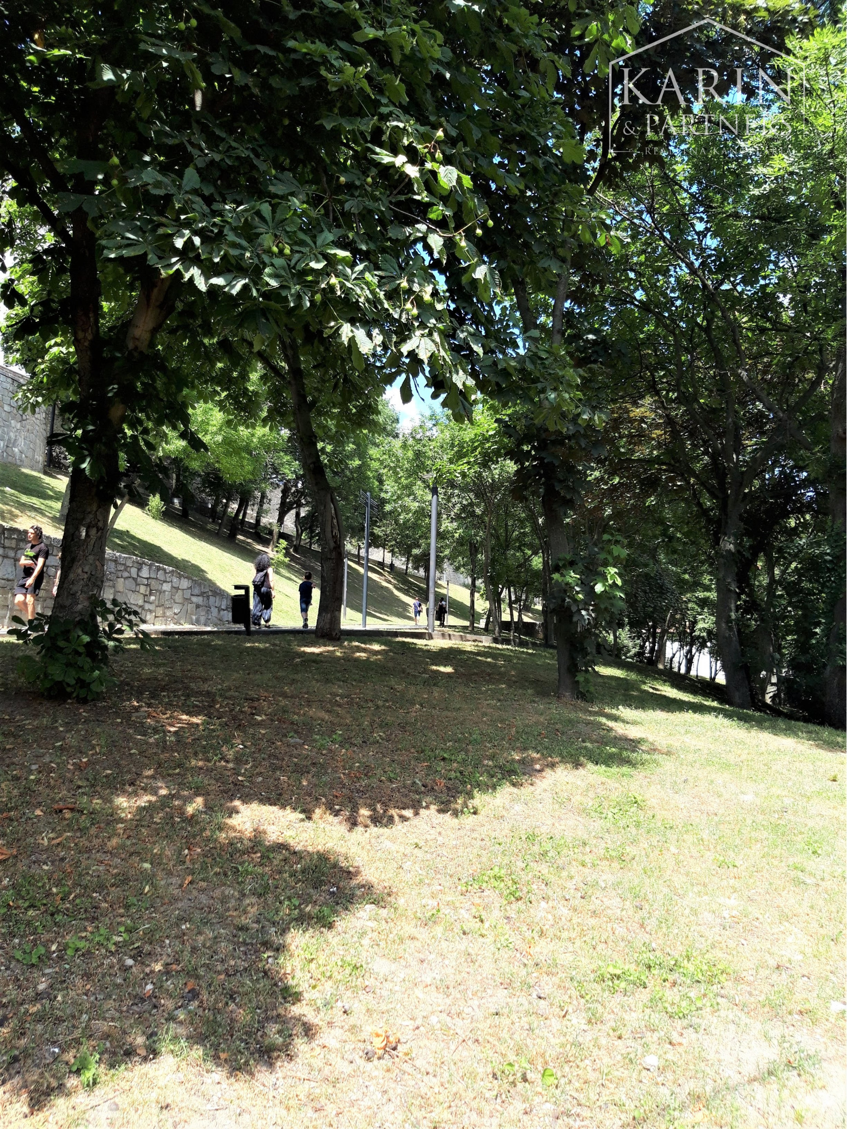 Predaj - Rodinný dom na Hradnom kopci - Investičná príležitosť - BA I