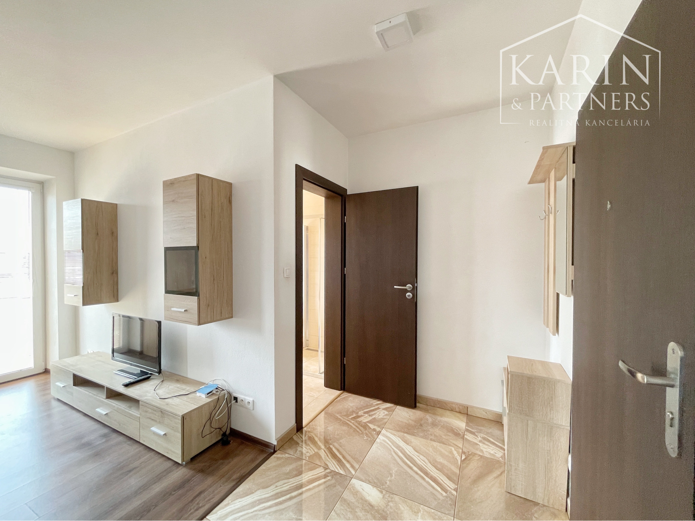 EXKLUZÍVNY PRENÁJOM: Nový, moderný 1-izbový byt s dvoma balkónmi aj kliamtizáciou v srdci Skalice