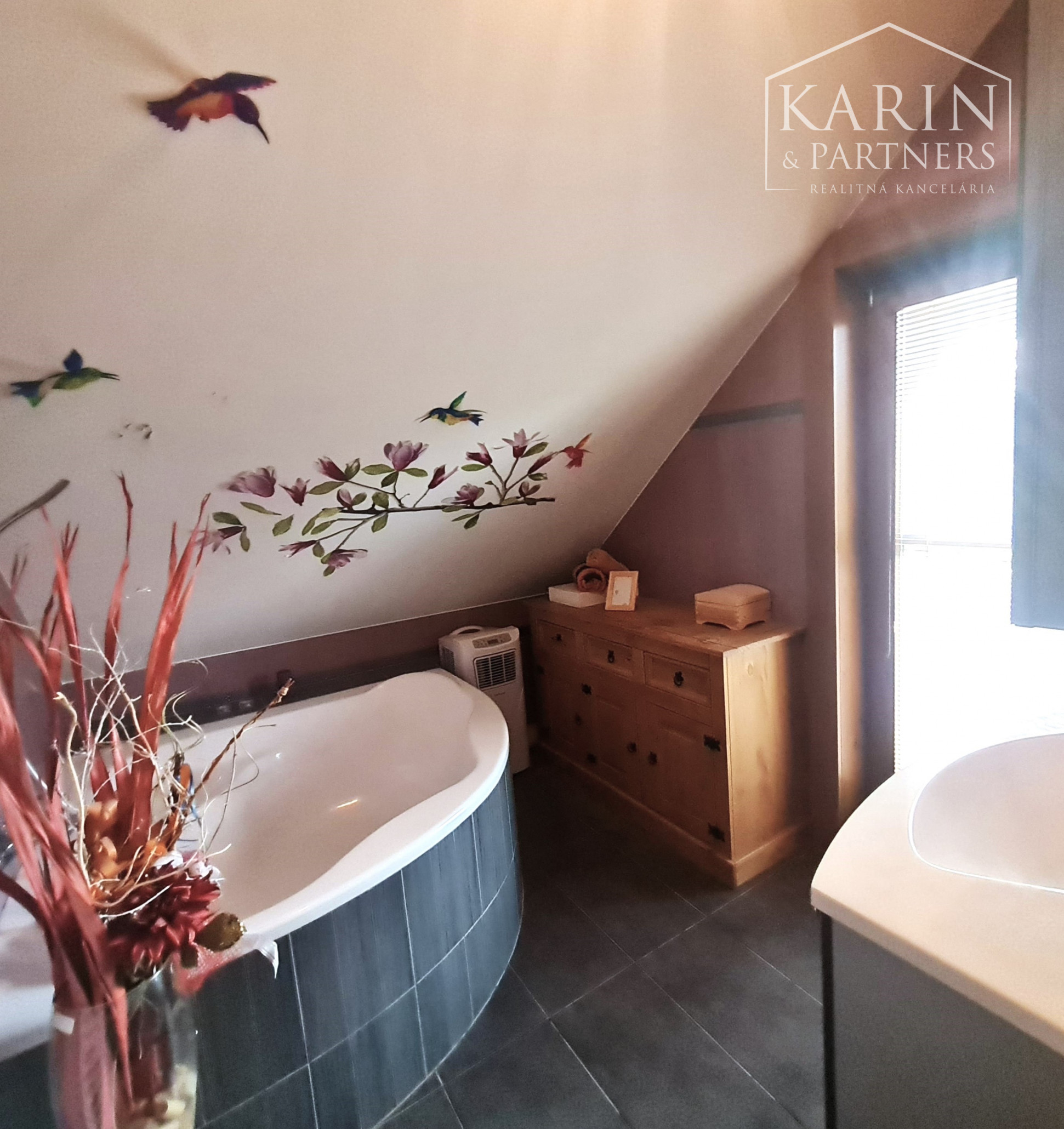 Predaj – Atraktívny zrubový rodinný dom s osobitou atmosférou - Devínska Nová Ves. BA IV- TOP PONUKA !