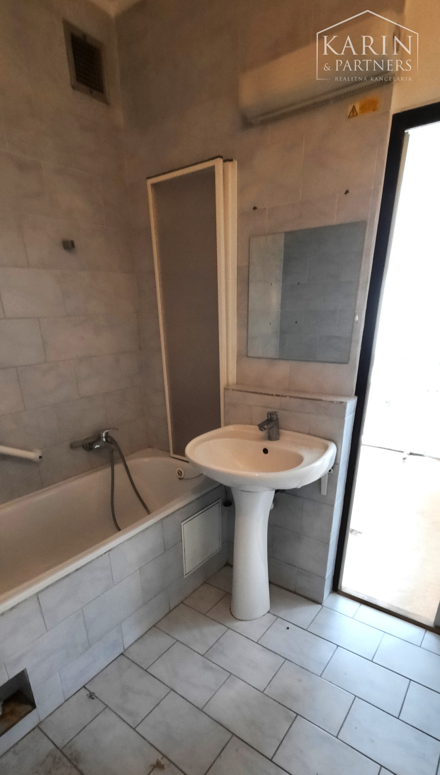 PREDANÝ ! EXKLUZÍVNE NA PREDAJ: 2,5 IZBOVÝ BYT NA PREROBENIE, 64,50 M2, UL. J.C. HRONSKÉHO - NOVÉ MESTO