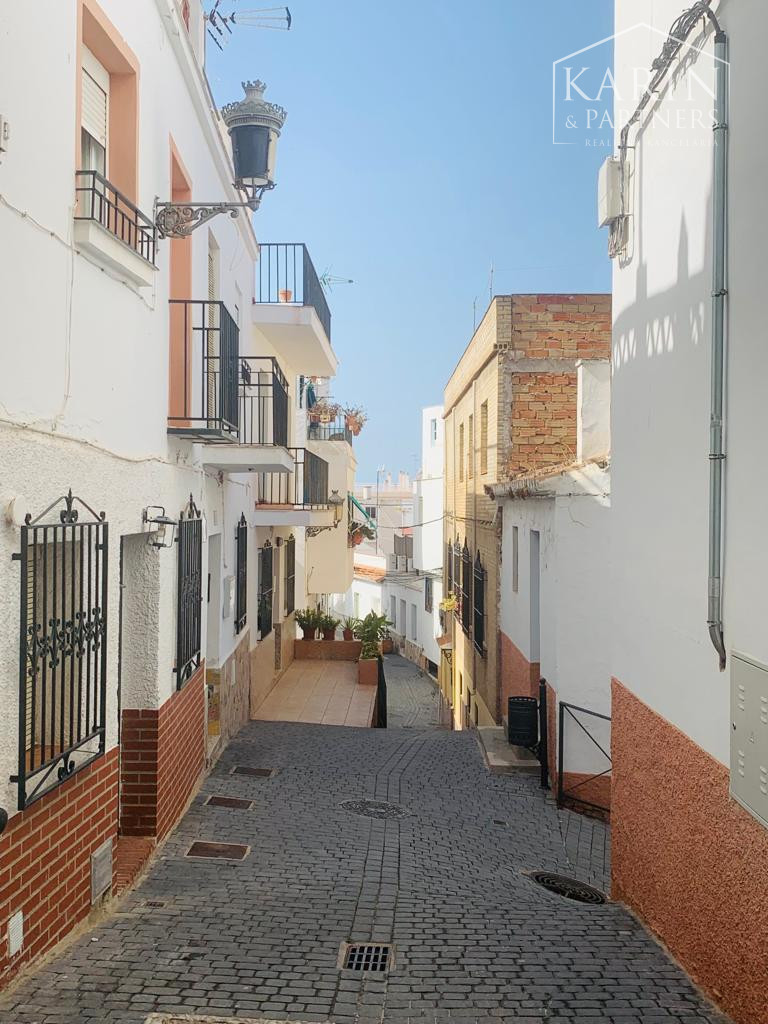 PREDAJ POZASTAVENÝ (PREBIEHA KOMPLETNÁ REKONŠTRUKCIA) : INVESTIČNÝ RODINNÝ DOM S TERASOU A VÝHĽADOM NA MORE – ŠPANIELSKO – LA HERRADURA