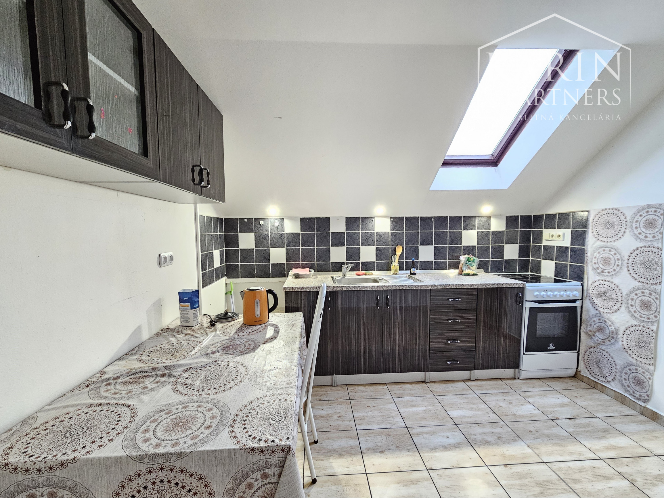 NA PREDAJ POLYFUNKČNÁ BUDOVA V SRDCI MESTA HOLÍČ