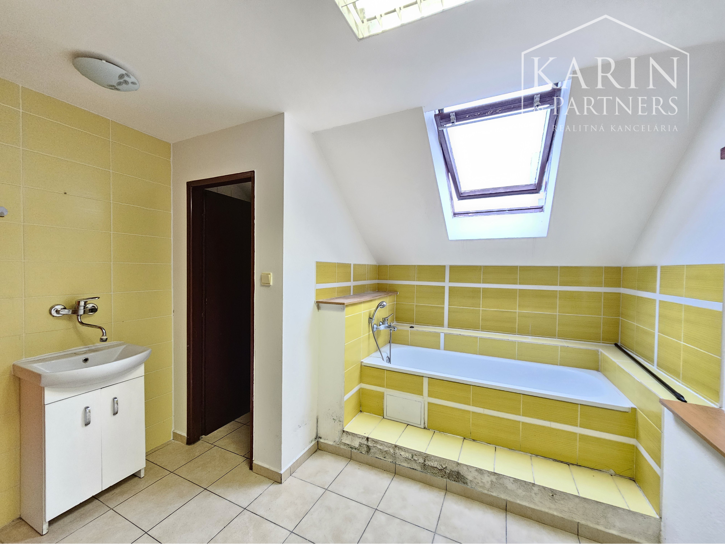 NA PREDAJ POLYFUNKČNÁ BUDOVA V SRDCI MESTA HOLÍČ