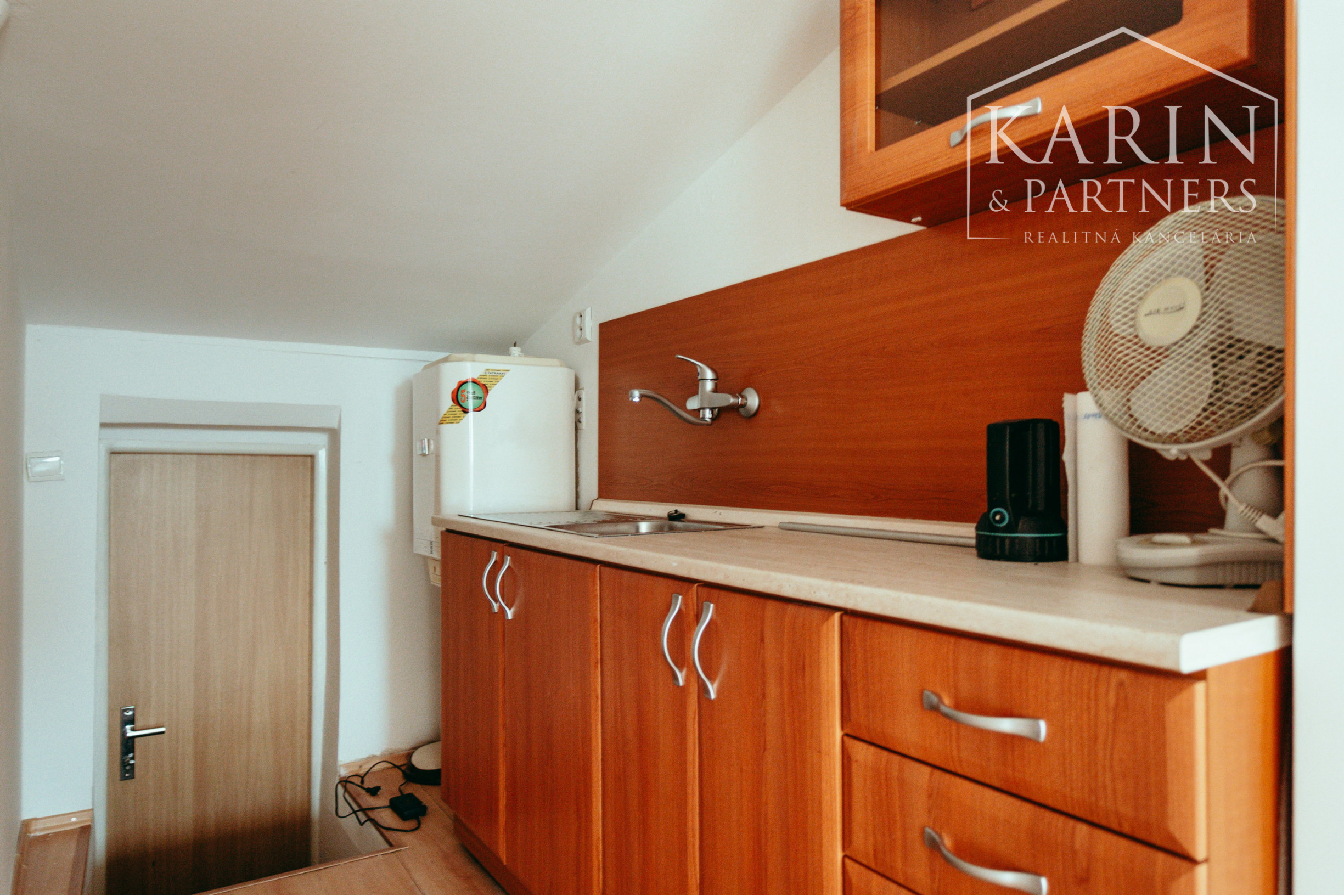 NA PREDAJ PODNIKATEĽSKÝ OBJEKT, HOLÍČ