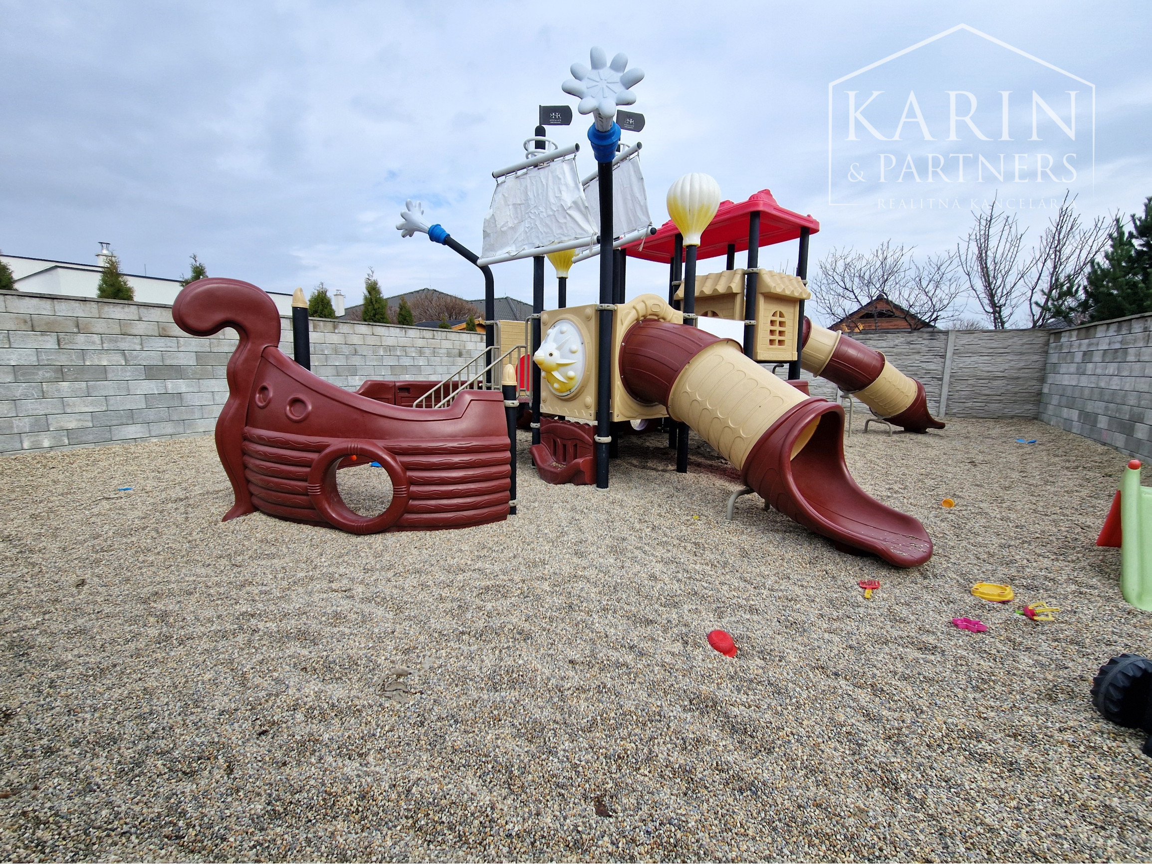 4 izbový RD 100m2 so záhradou 144m2, solárne panely, 2x parking, pokojná časť Rovinky