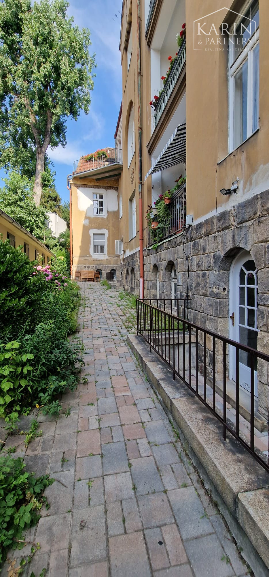 Štýlový  3 izbový priestor na bývanie alebo podnikanie na lukratívnej adrese Bratislavy – Palisády, Godrova ul.