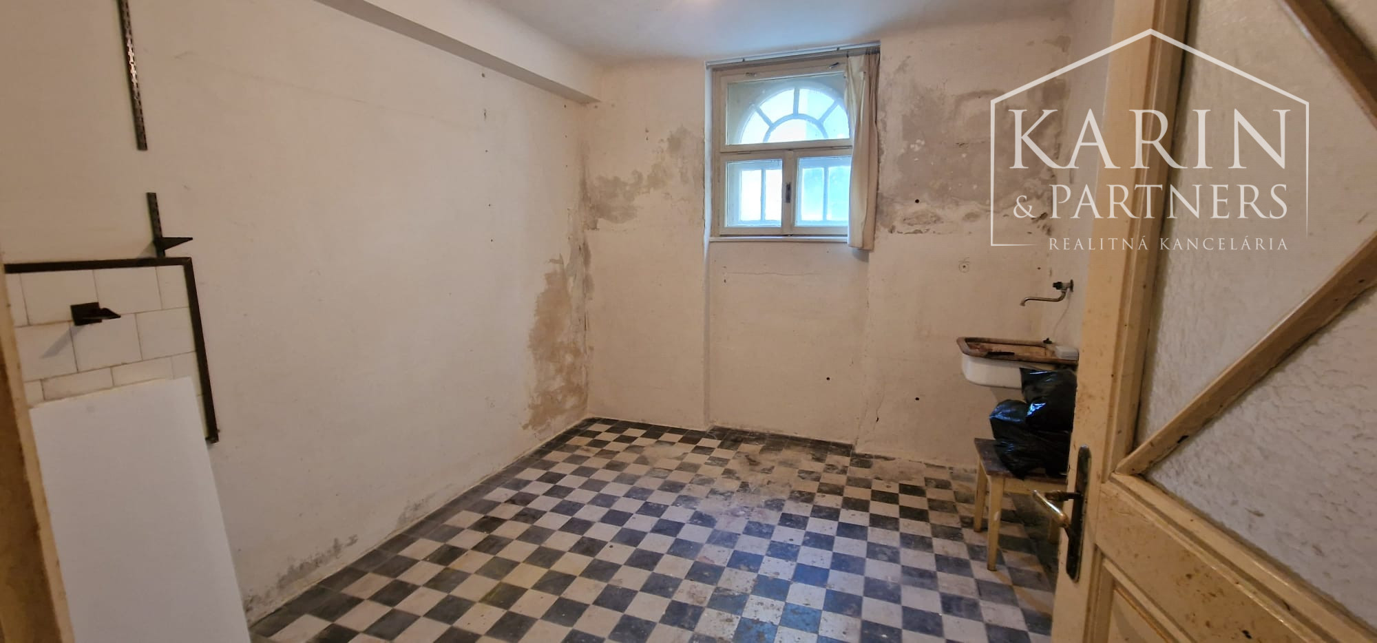 Štýlový  3 izbový priestor na bývanie alebo podnikanie na lukratívnej adrese Bratislavy – Palisády, Godrova ul.