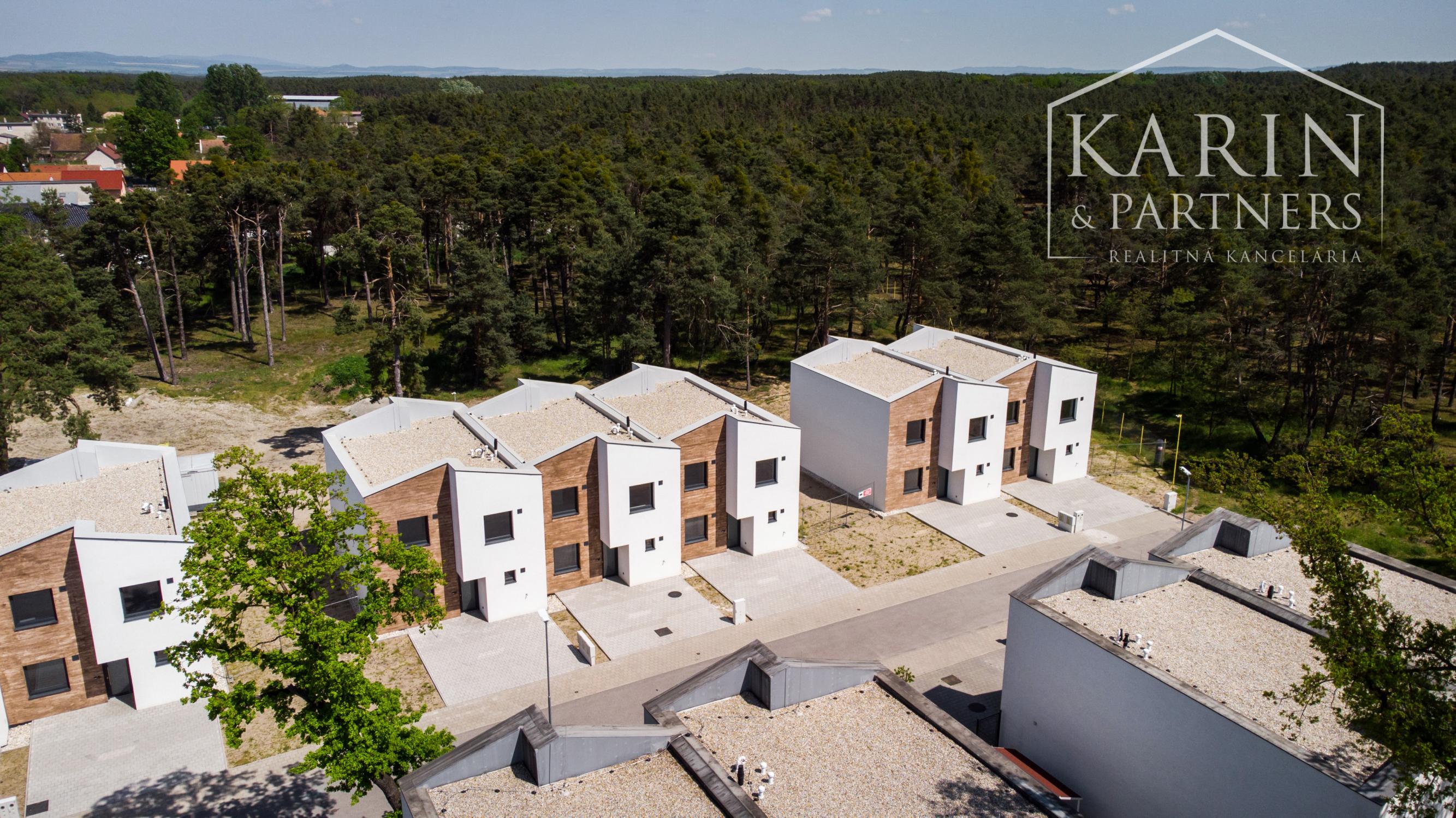 POD LESÍKOM - 5-izbové rodinné domy na krok od prírody vybavené v peknom štandarde