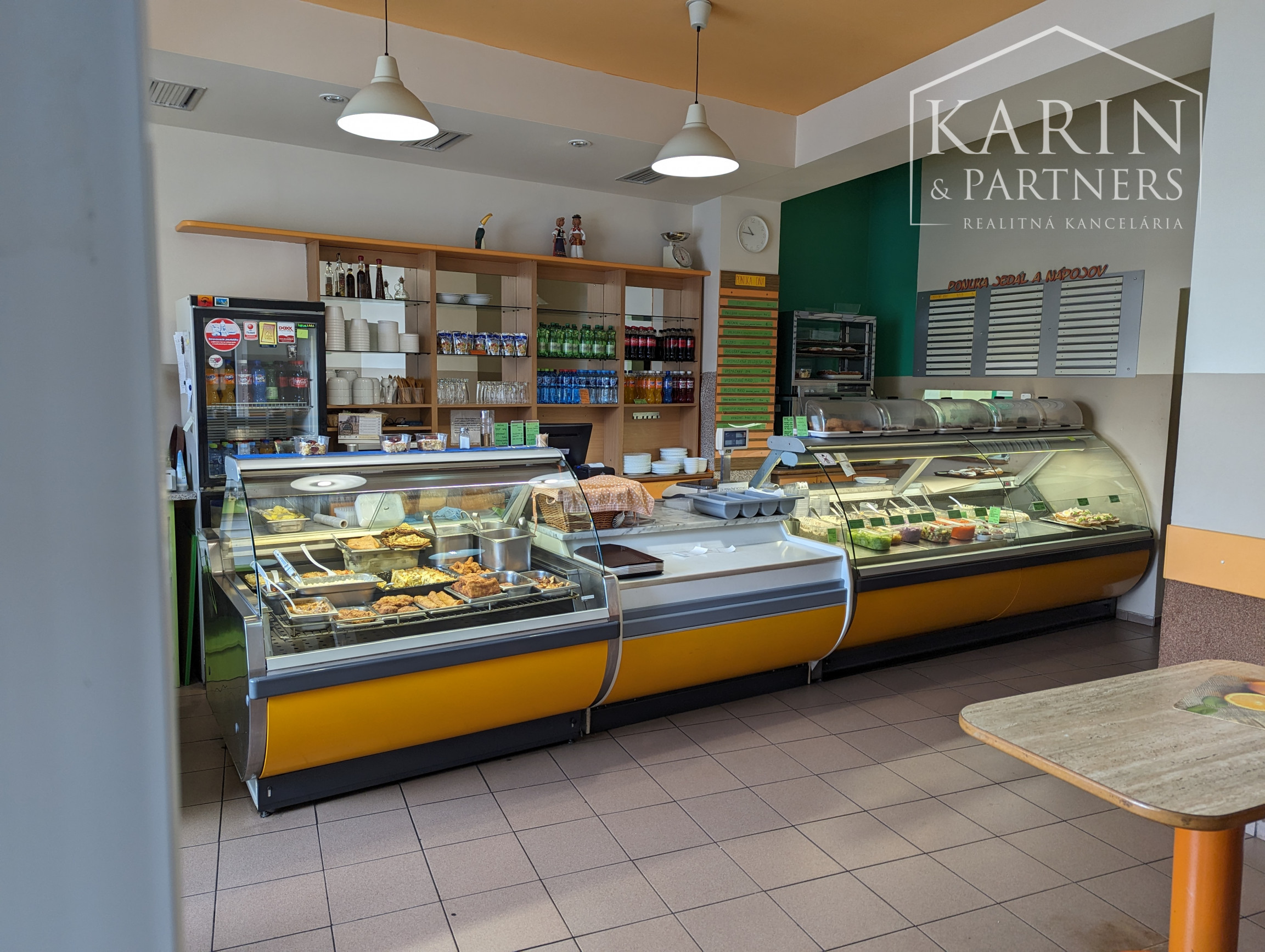 Budova – polyfunkčný objekt na pešej zóne v centre mesta SENEC