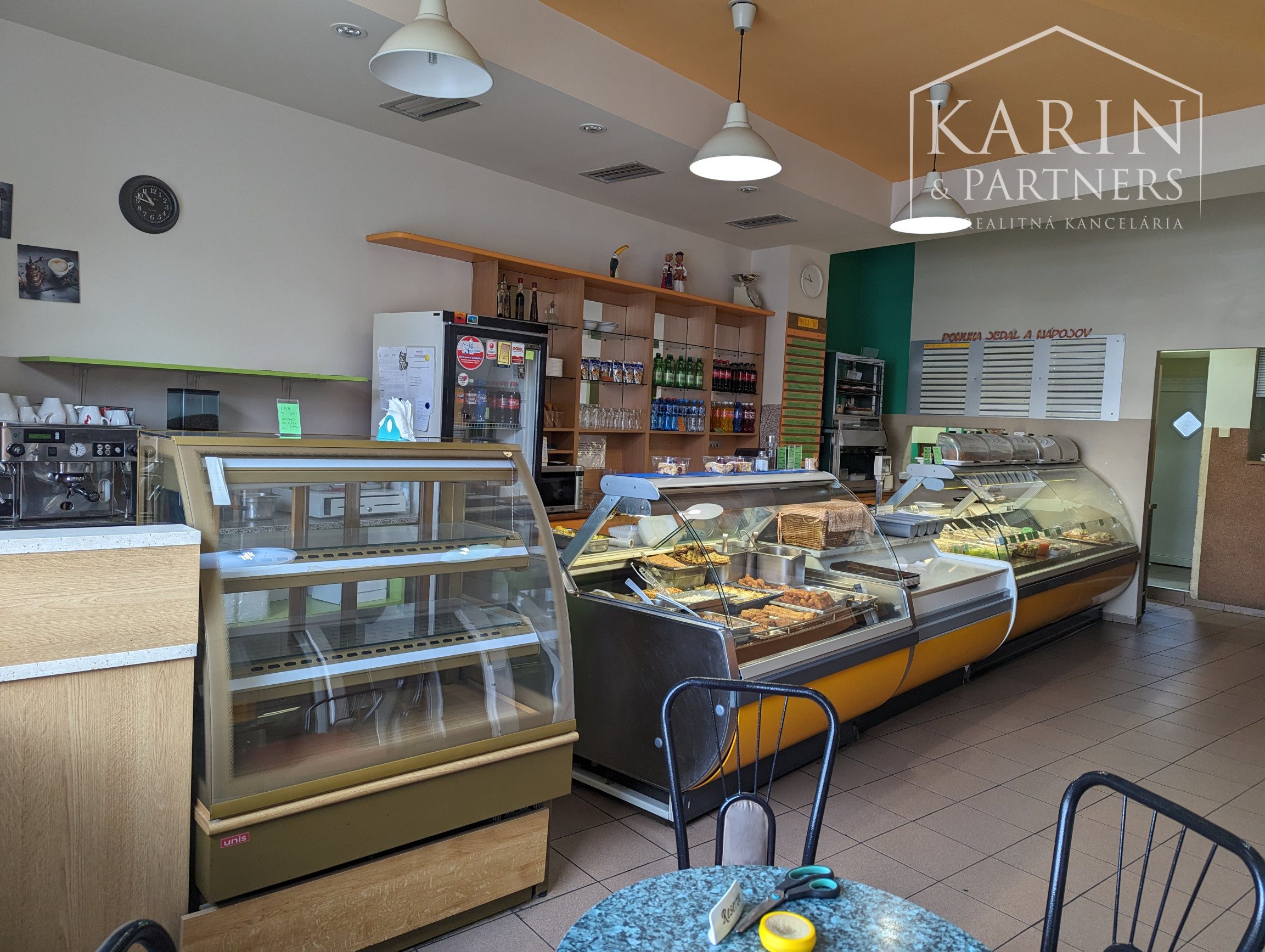 Budova – polyfunkčný objekt na pešej zóne v centre mesta SENEC