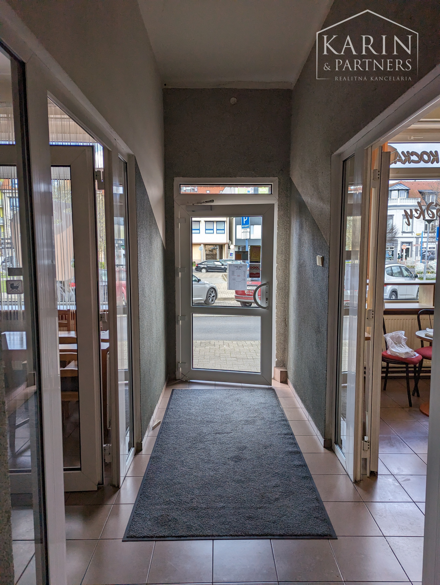 Budova – polyfunkčný objekt na pešej zóne v centre mesta SENEC