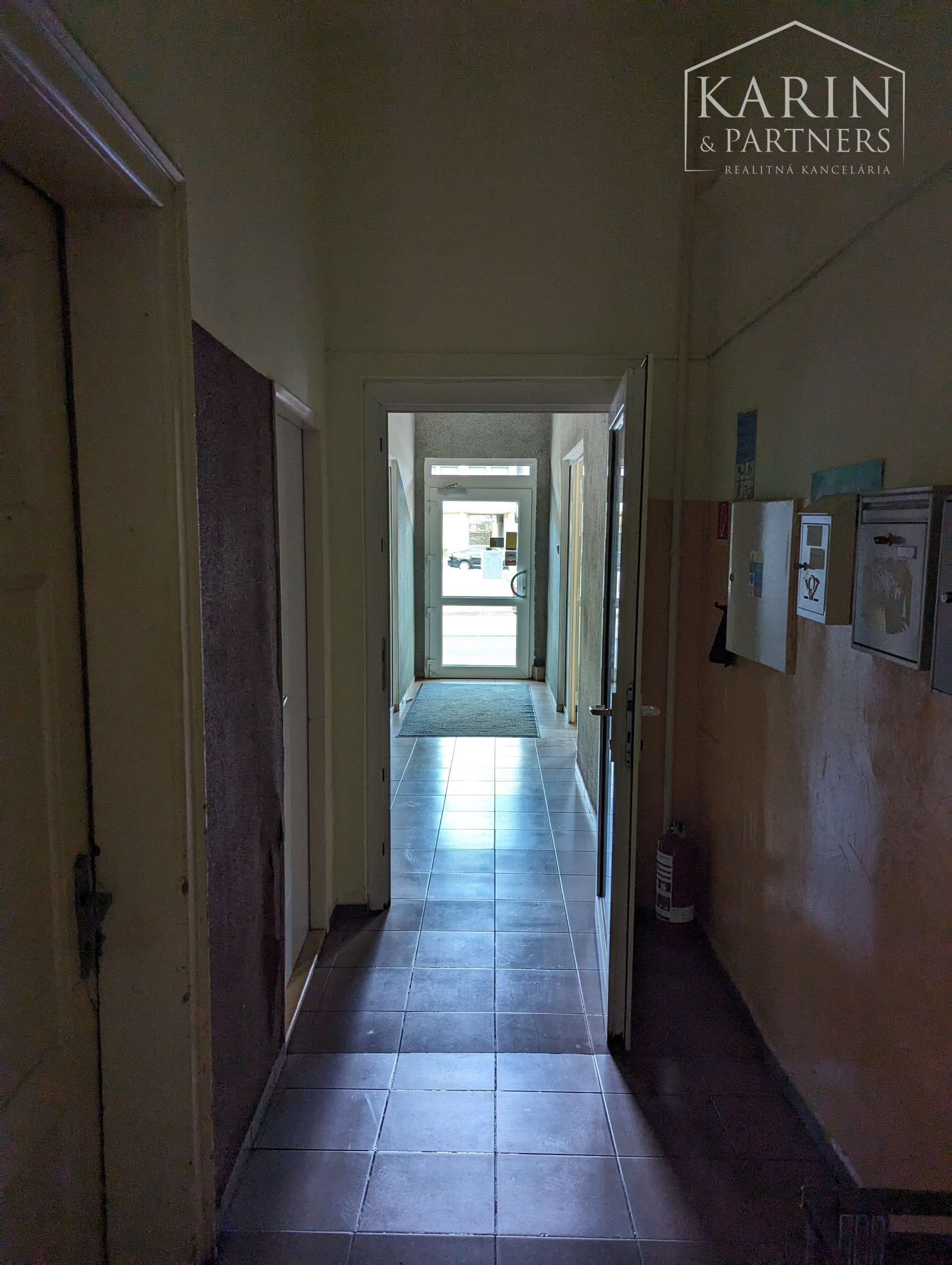 Budova – polyfunkčný objekt na pešej zóne v centre mesta SENEC