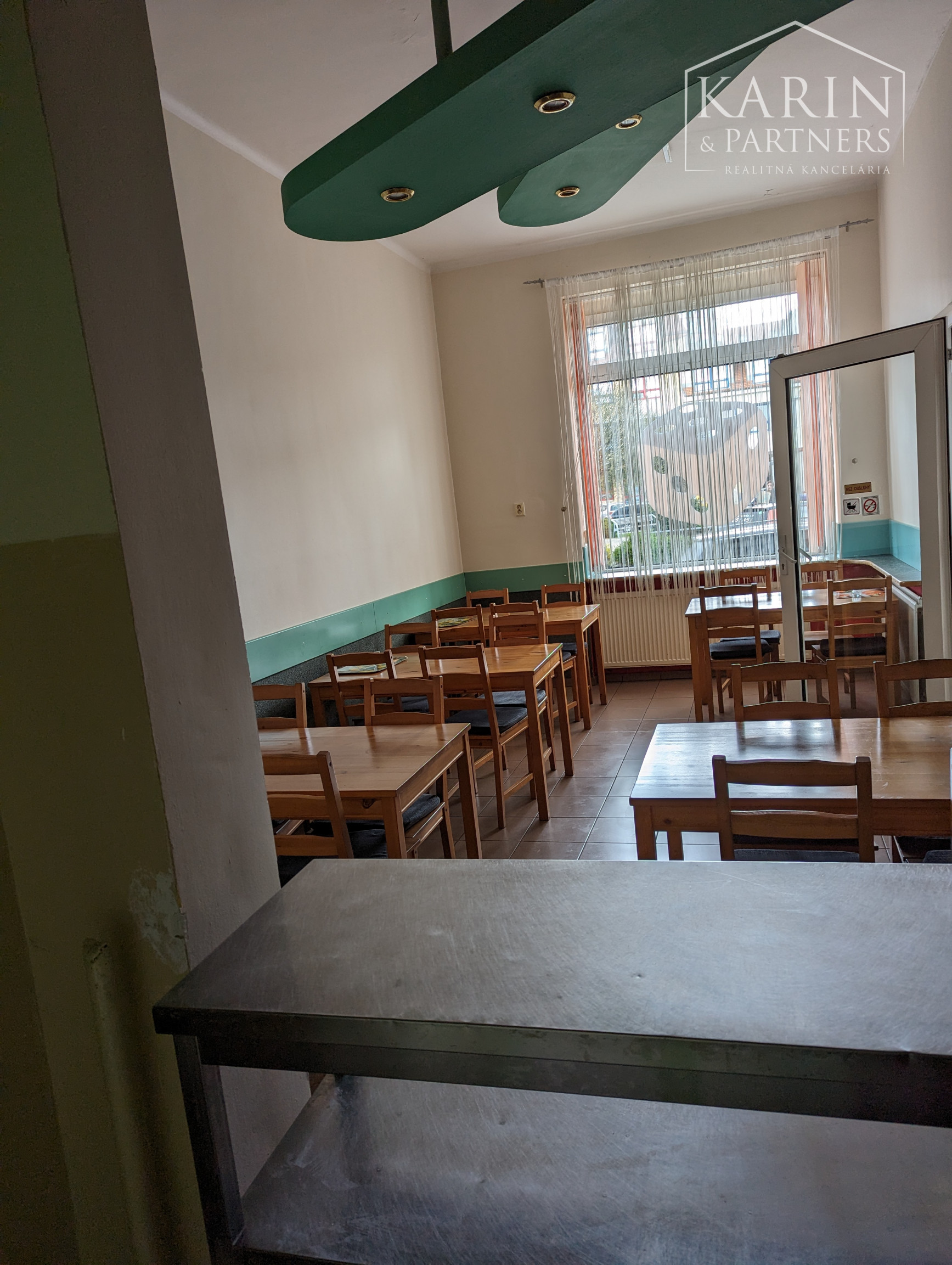 Budova – polyfunkčný objekt na pešej zóne v centre mesta SENEC