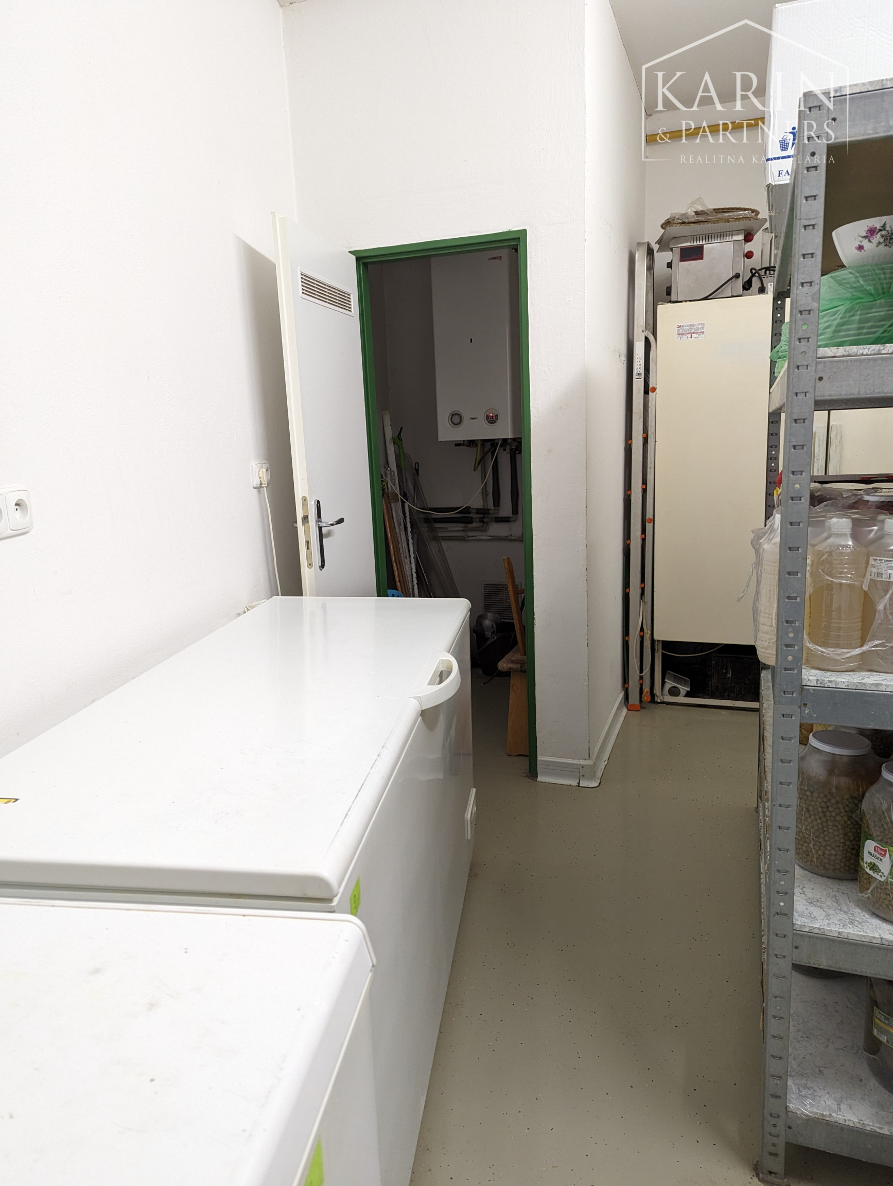 Budova – polyfunkčný objekt na pešej zóne v centre mesta SENEC