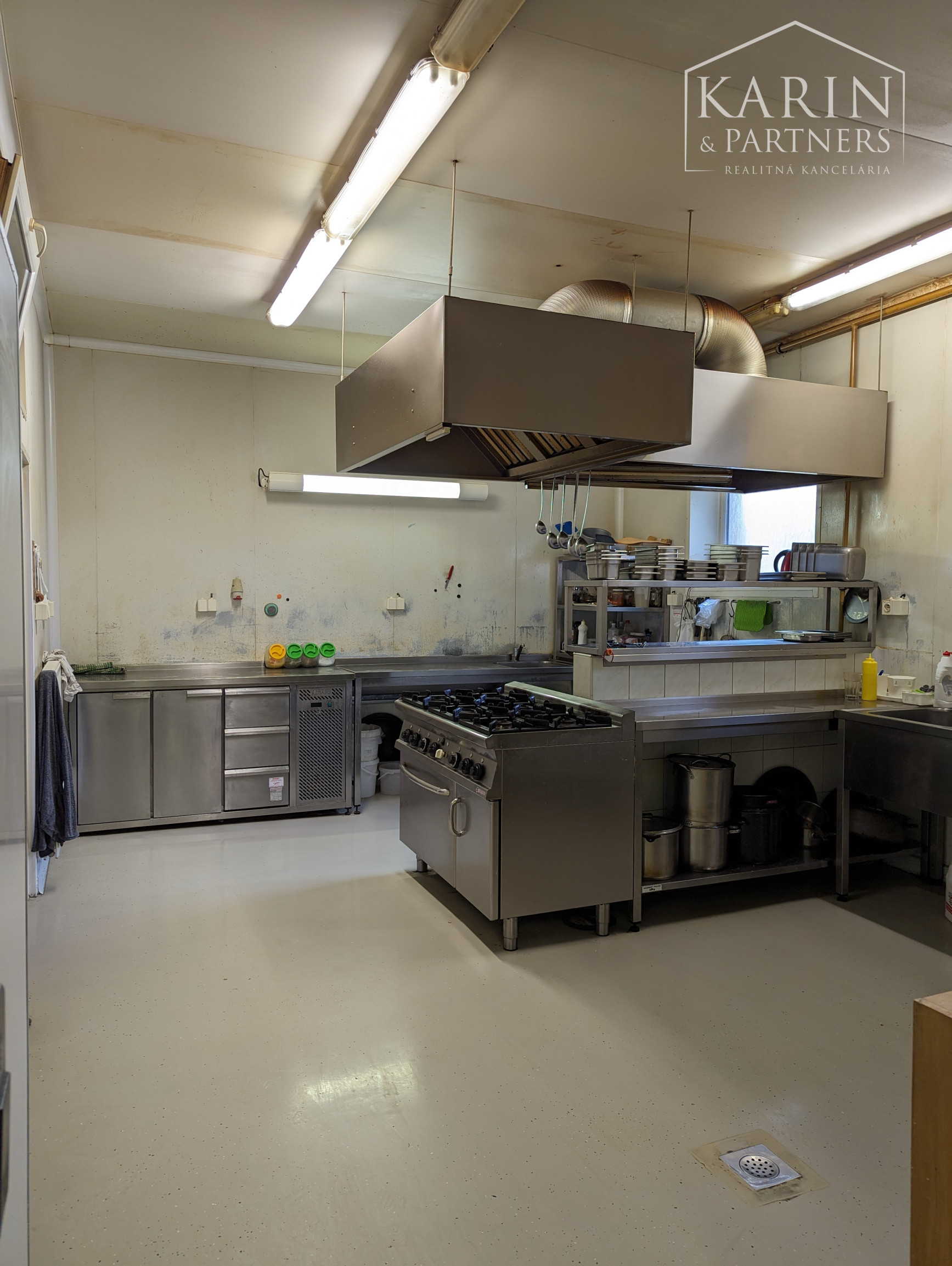 Budova – polyfunkčný objekt na pešej zóne v centre mesta SENEC