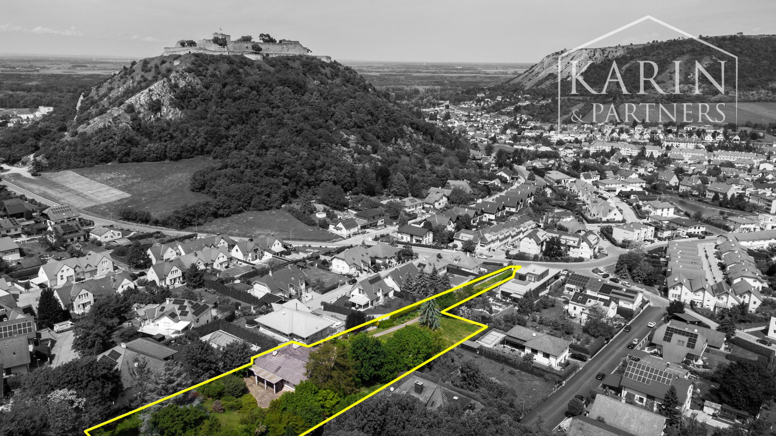 Pozerajte z okna priamo na hrad - na predaj pozemok s rodinným domom v nádhernom prostredí pod Hradom Schlossberg v Hainburgu.