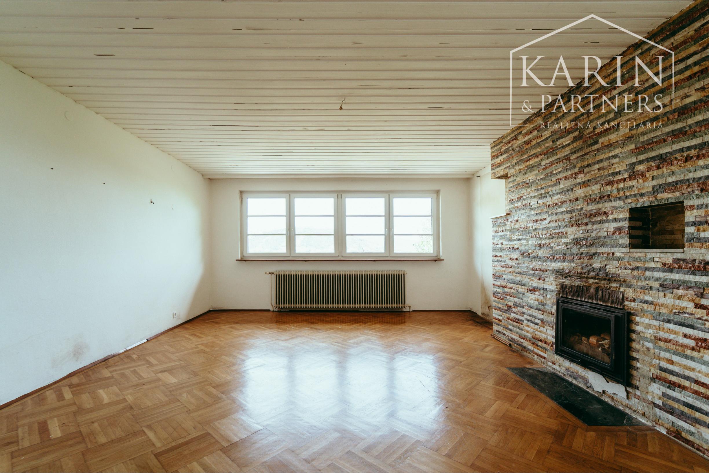 Pozerajte z okna priamo na hrad - na predaj pozemok s rodinným domom v nádhernom prostredí pod Hradom Schlossberg v Hainburgu.