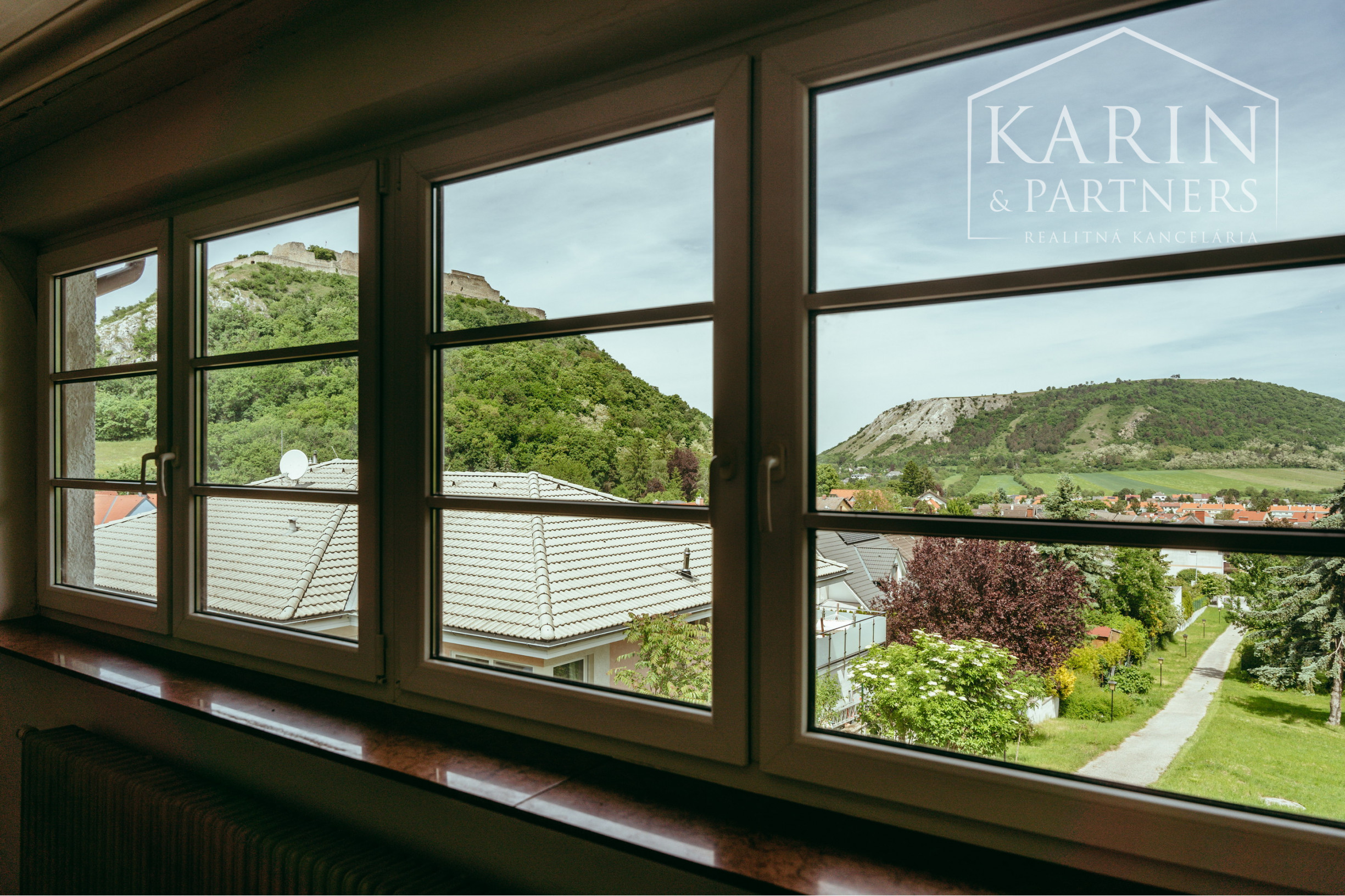 Pozerajte z okna priamo na hrad - na predaj pozemok s rodinným domom v nádhernom prostredí pod Hradom Schlossberg v Hainburgu.