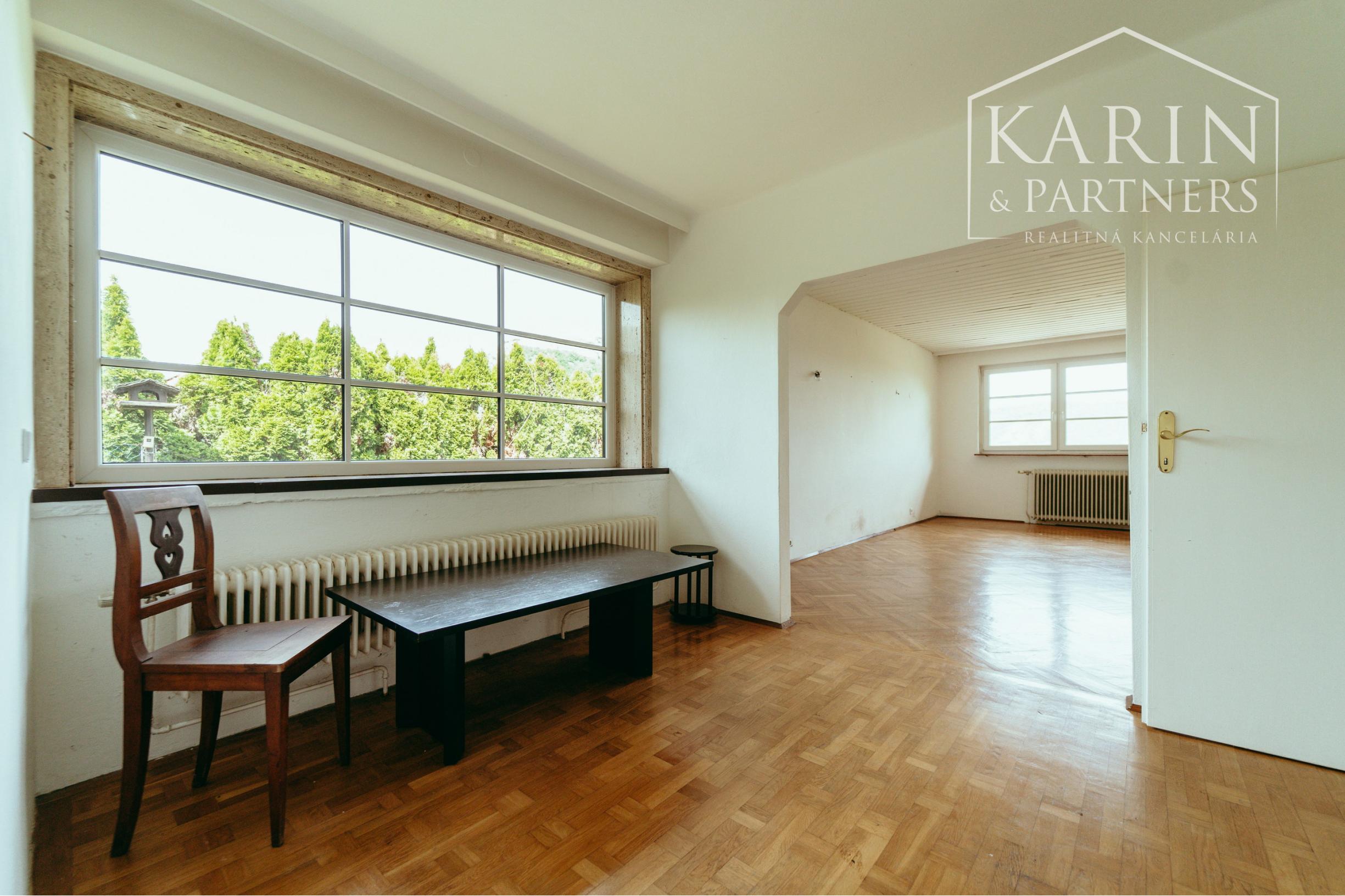 Pozerajte z okna priamo na hrad - na predaj pozemok s rodinným domom v nádhernom prostredí pod Hradom Schlossberg v Hainburgu.