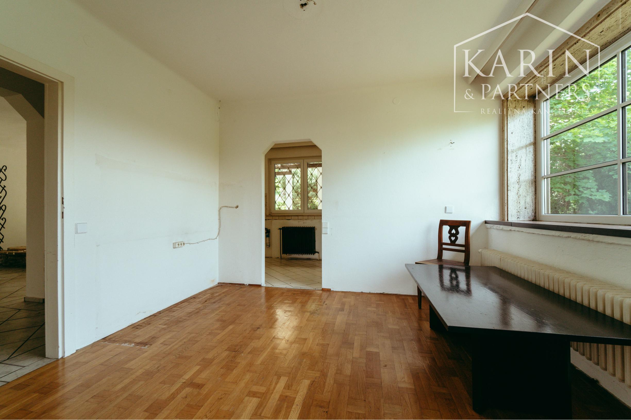 Pozerajte z okna priamo na hrad - na predaj pozemok s rodinným domom v nádhernom prostredí pod Hradom Schlossberg v Hainburgu.