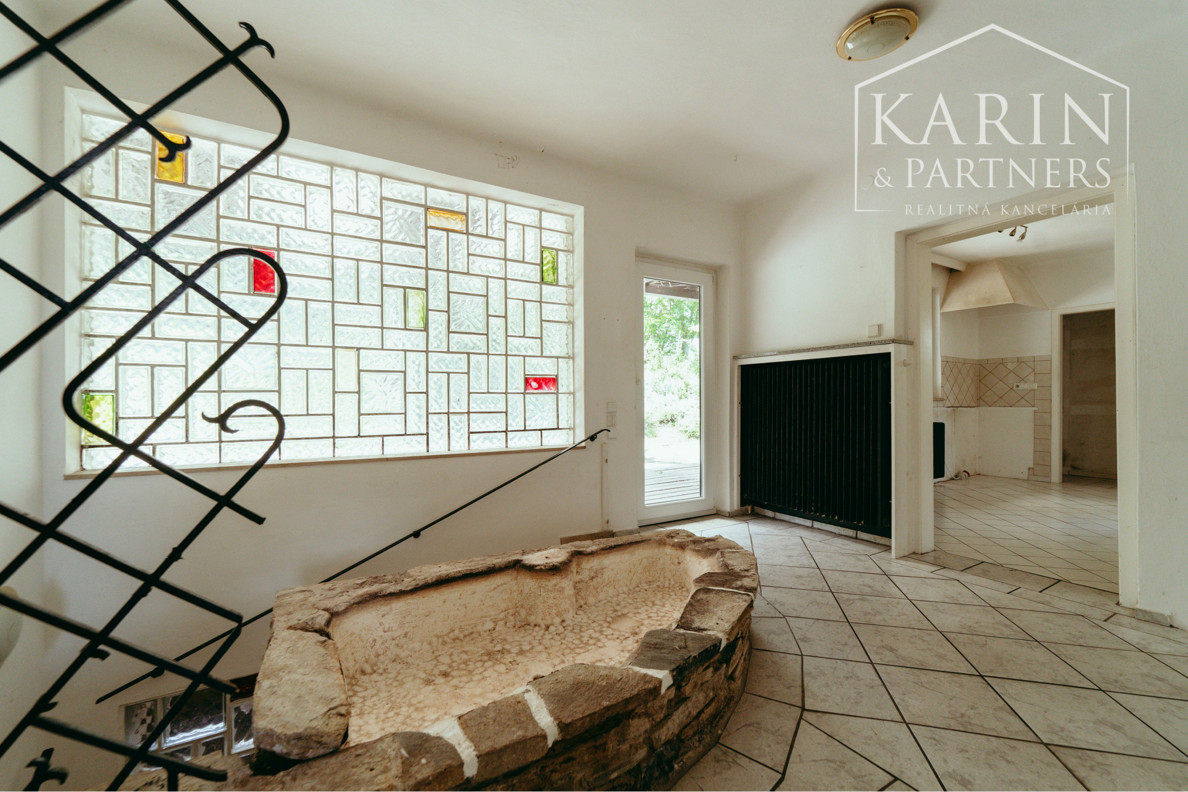 Pozerajte z okna priamo na hrad - na predaj pozemok s rodinným domom v nádhernom prostredí pod Hradom Schlossberg v Hainburgu.