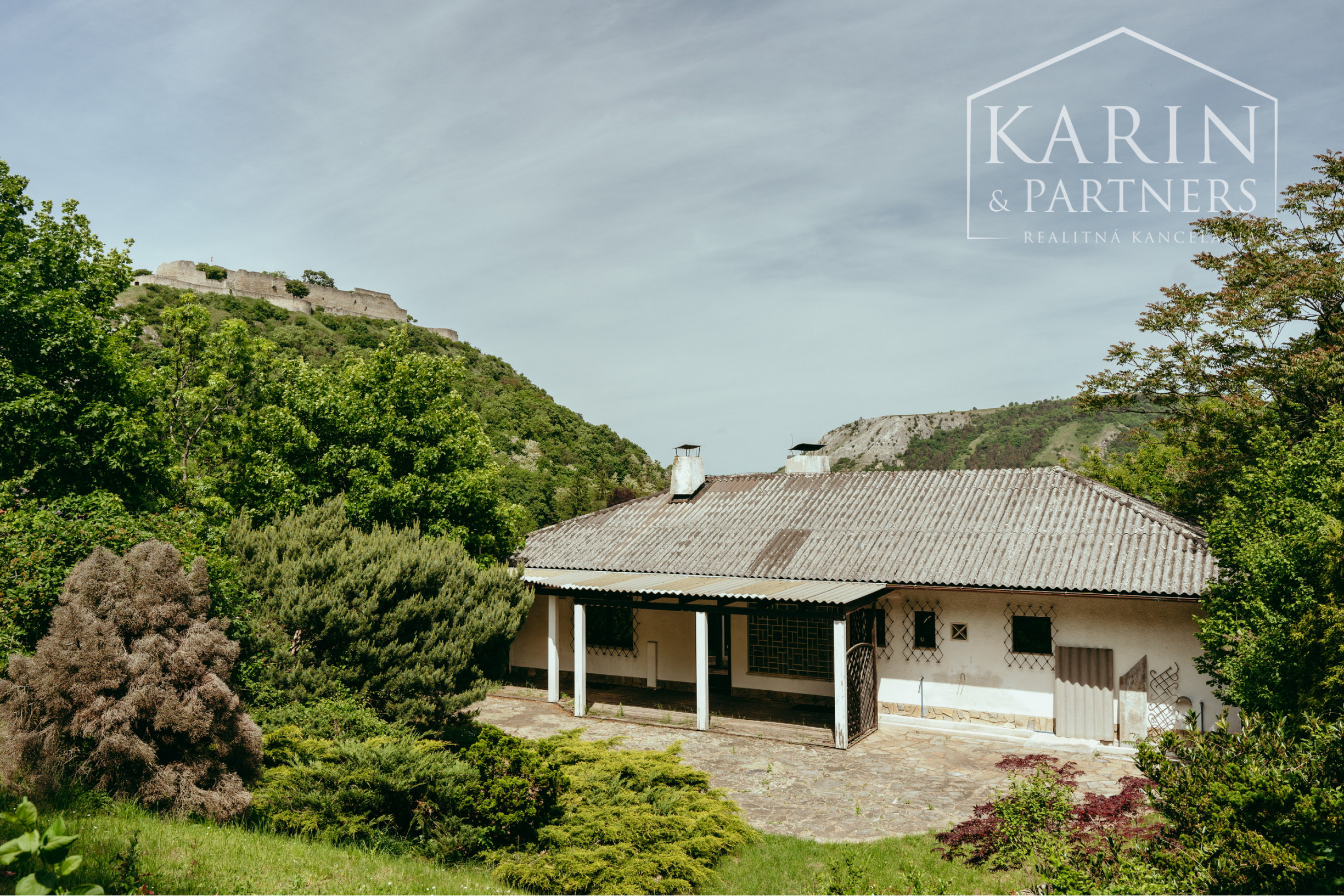 Pozerajte z okna priamo na hrad - na predaj pozemok s rodinným domom v nádhernom prostredí pod Hradom Schlossberg v Hainburgu.