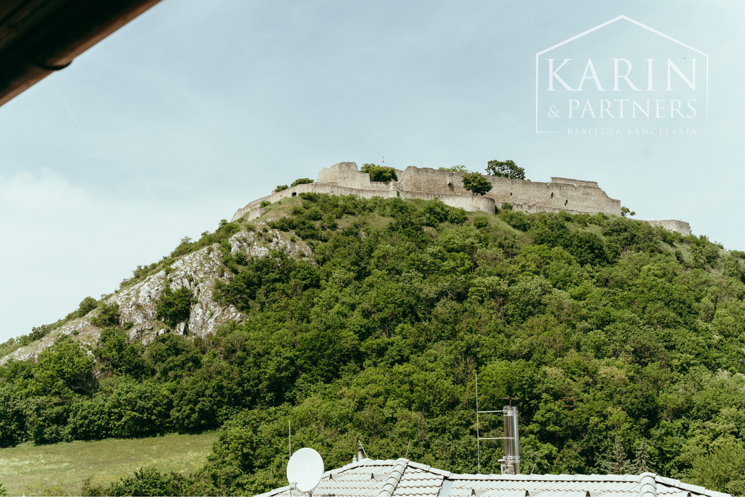 Pozerajte z okna priamo na hrad - na predaj pozemok s rodinným domom v nádhernom prostredí pod Hradom Schlossberg v Hainburgu.