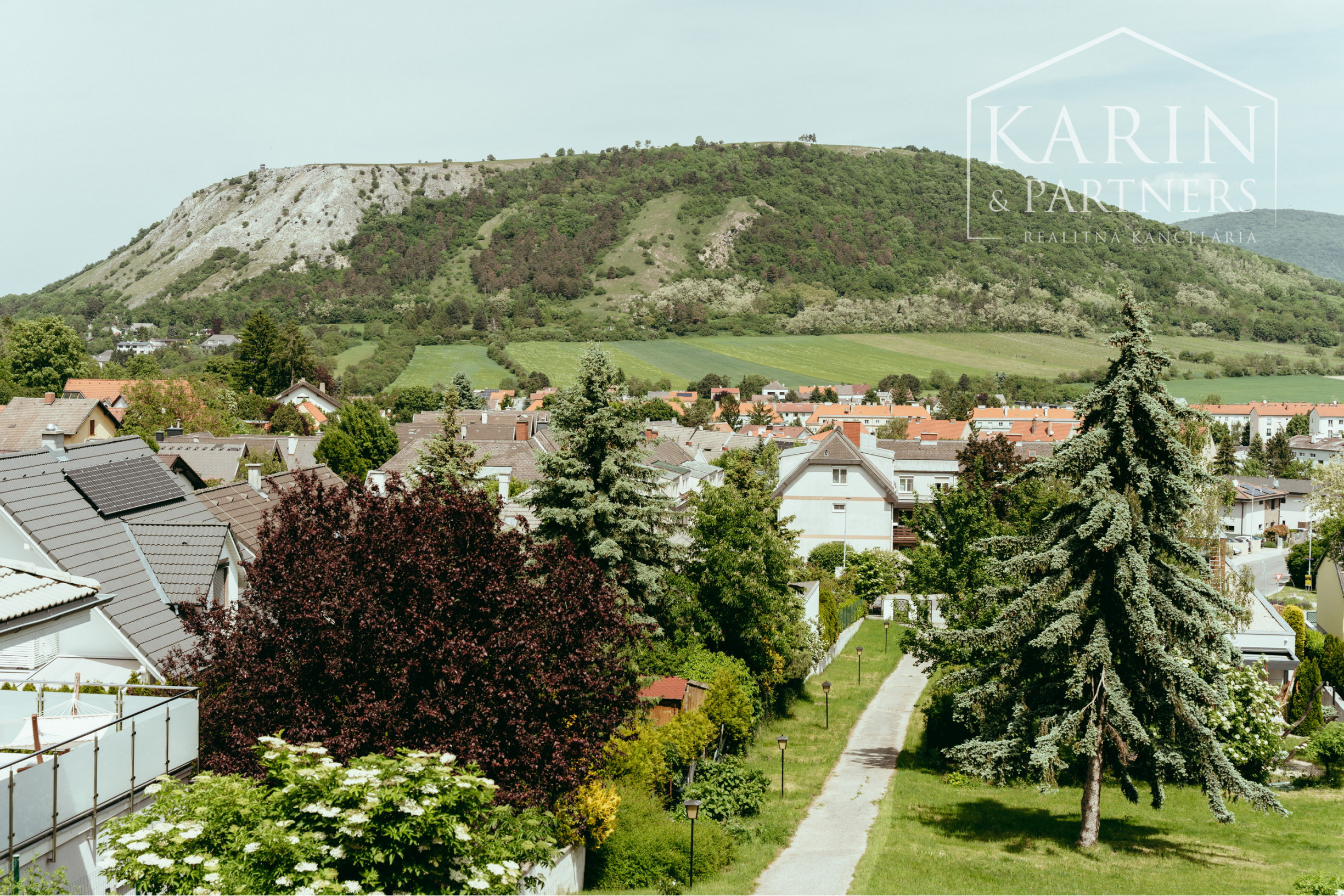 Pozerajte z okna priamo na hrad - na predaj pozemok s rodinným domom v nádhernom prostredí pod Hradom Schlossberg v Hainburgu.