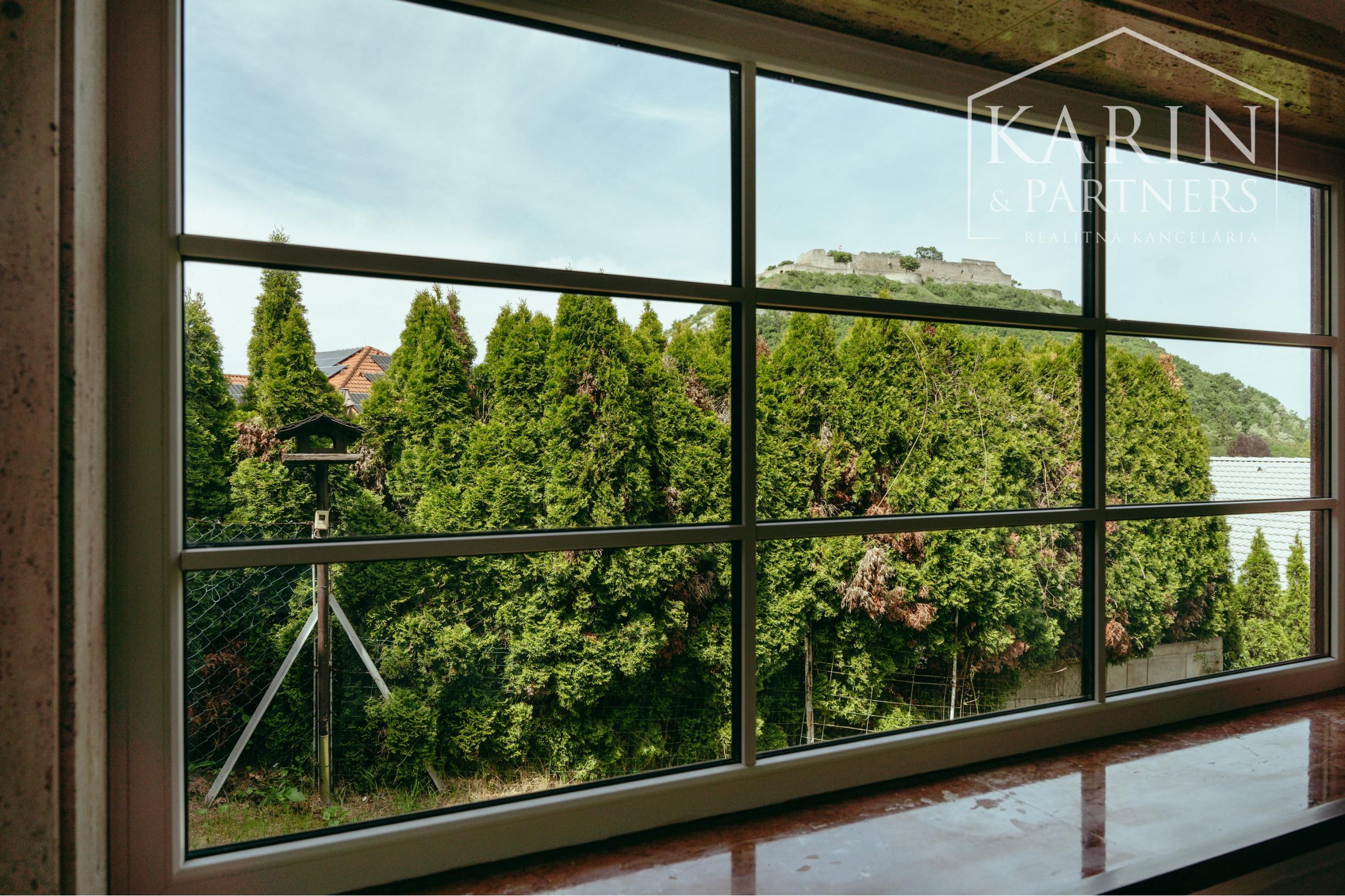 Pozerajte z okna priamo na hrad - na predaj pozemok s rodinným domom v nádhernom prostredí pod Hradom Schlossberg v Hainburgu.