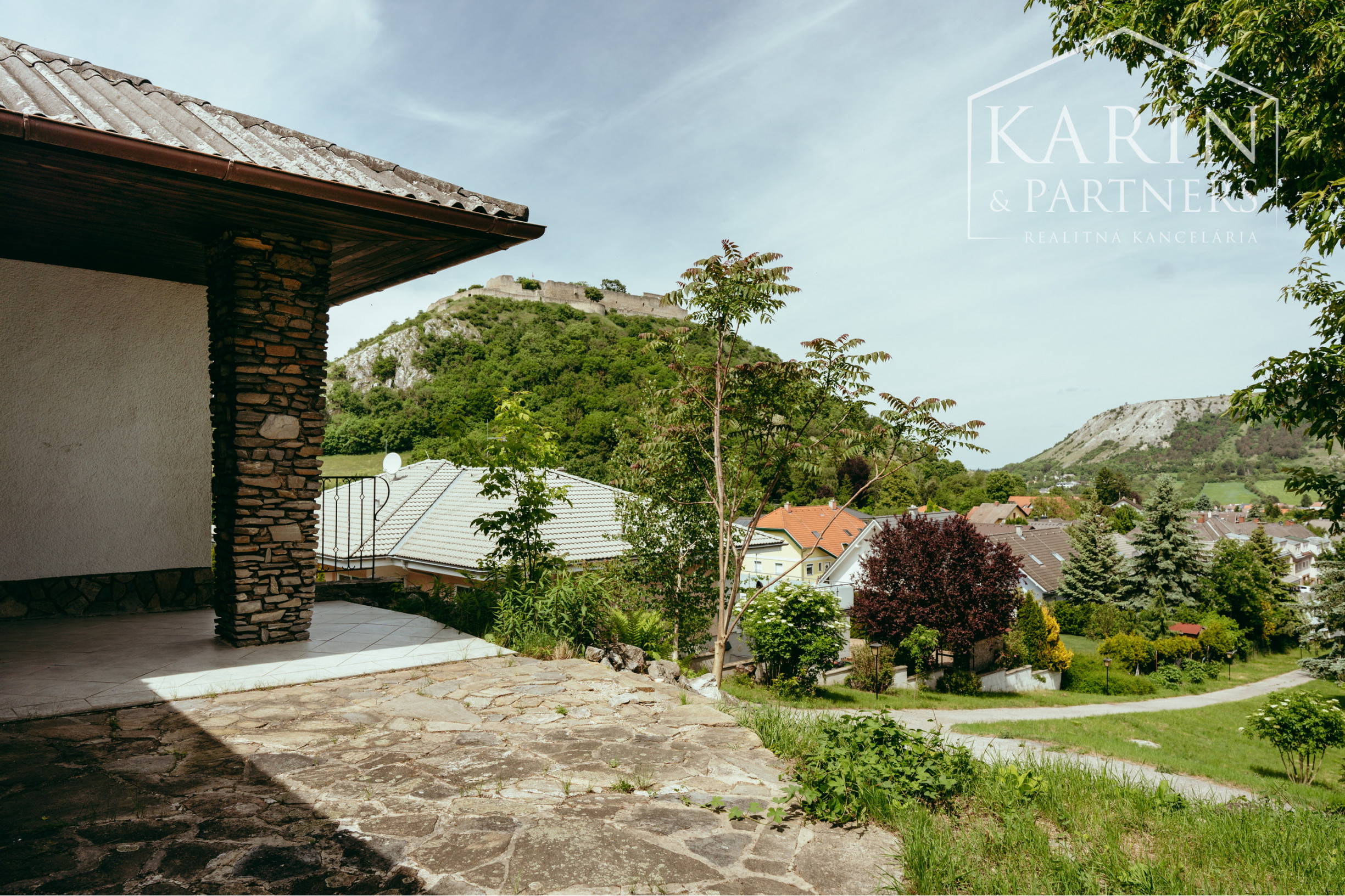 Pozerajte z okna priamo na hrad - na predaj pozemok s rodinným domom v nádhernom prostredí pod Hradom Schlossberg v Hainburgu.