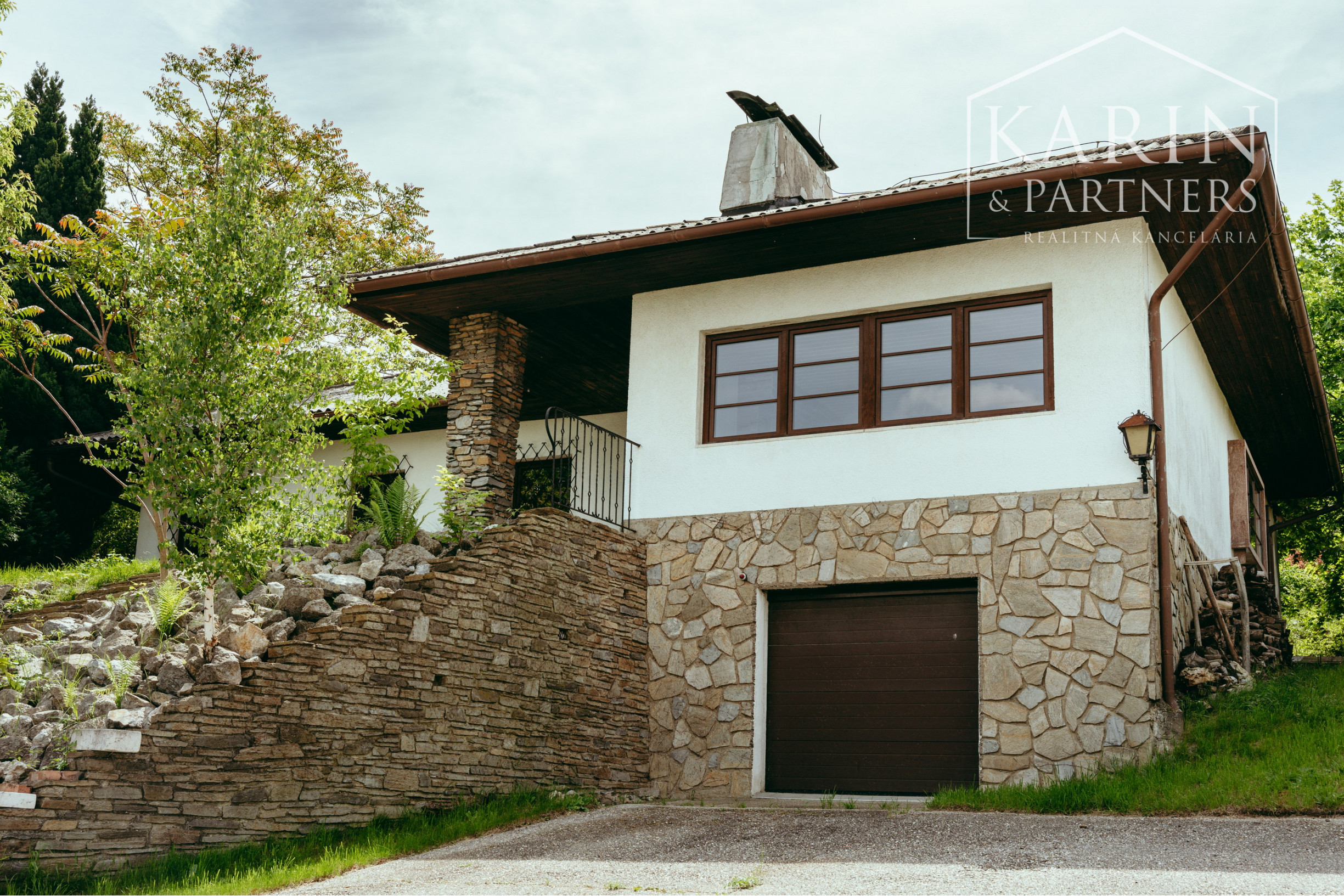 Pozerajte z okna priamo na hrad - na predaj pozemok s rodinným domom v nádhernom prostredí pod Hradom Schlossberg v Hainburgu.