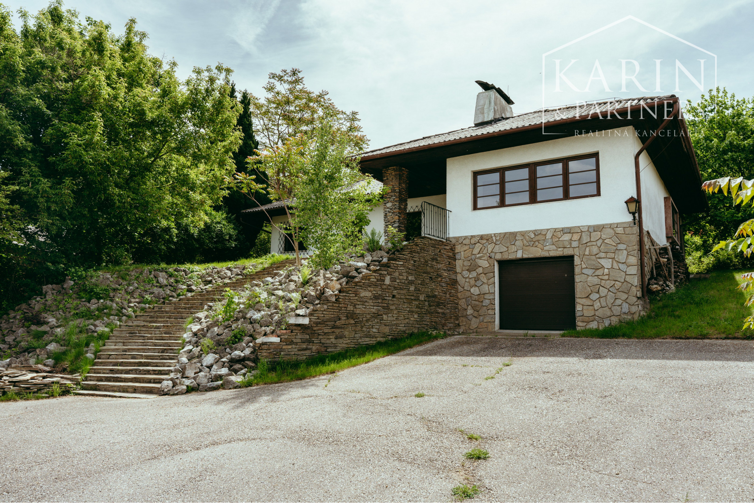 Pozerajte z okna priamo na hrad - na predaj pozemok s rodinným domom v nádhernom prostredí pod Hradom Schlossberg v Hainburgu.