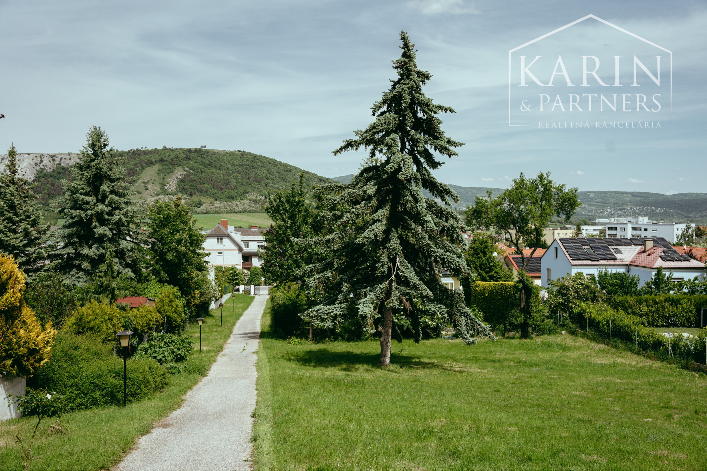 Pozerajte z okna priamo na hrad - na predaj pozemok s rodinným domom v nádhernom prostredí pod Hradom Schlossberg v Hainburgu.