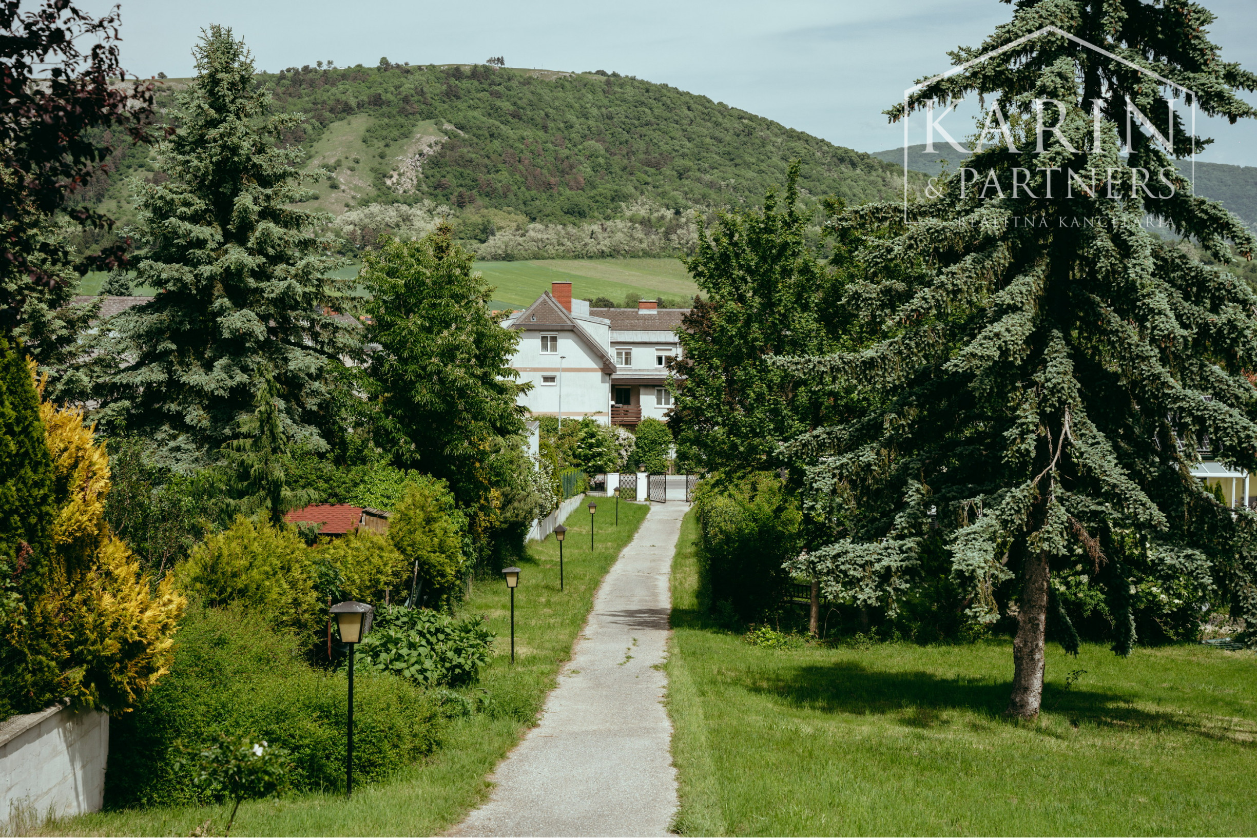 Pozerajte z okna priamo na hrad - na predaj pozemok s rodinným domom v nádhernom prostredí pod Hradom Schlossberg v Hainburgu.