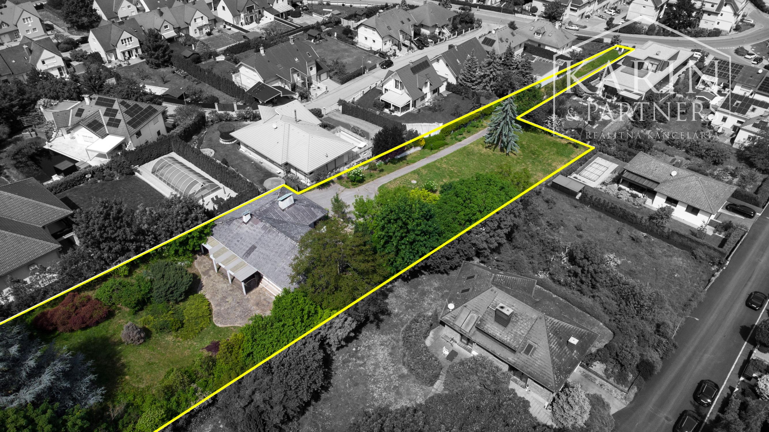 Pozerajte z okna priamo na hrad - na predaj pozemok s rodinným domom v nádhernom prostredí pod Hradom Schlossberg v Hainburgu.