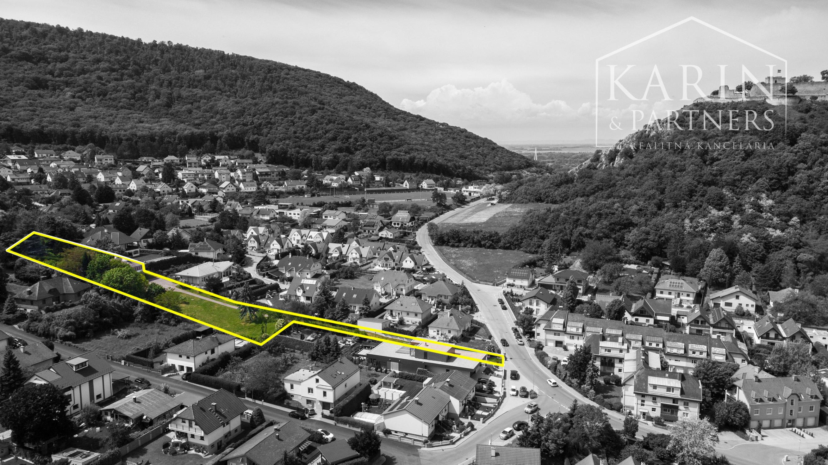 Pozerajte z okna priamo na hrad - na predaj pozemok s rodinným domom v nádhernom prostredí pod Hradom Schlossberg v Hainburgu.