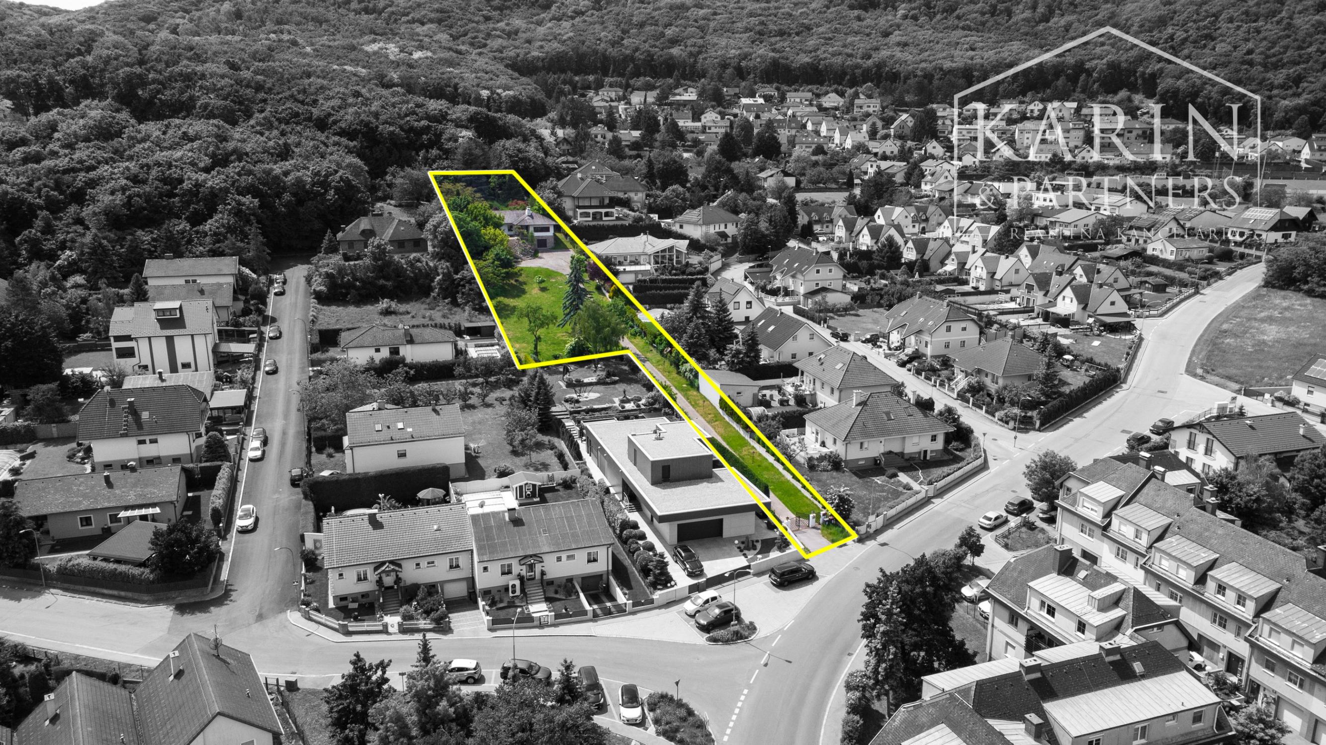 Pozerajte z okna priamo na hrad - na predaj pozemok s rodinným domom v nádhernom prostredí pod Hradom Schlossberg v Hainburgu.