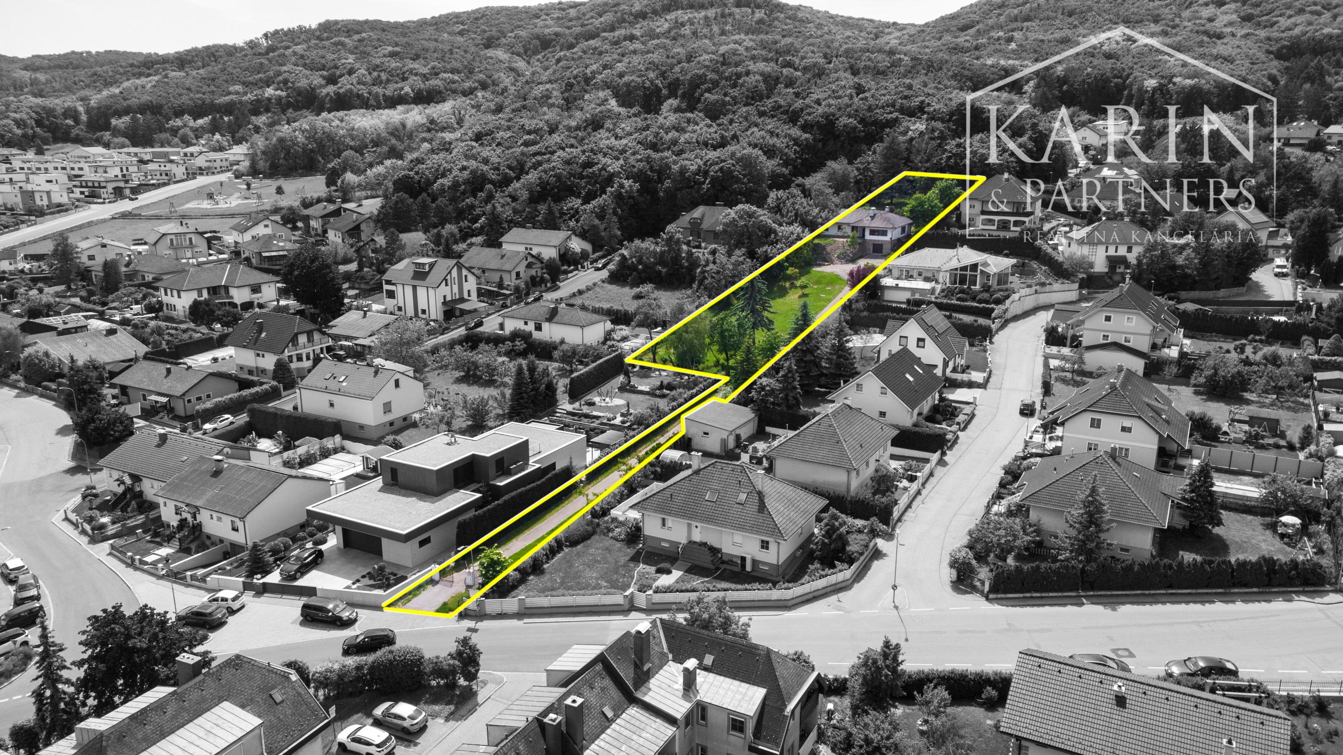 Pozerajte z okna priamo na hrad - na predaj pozemok s rodinným domom v nádhernom prostredí pod Hradom Schlossberg v Hainburgu.