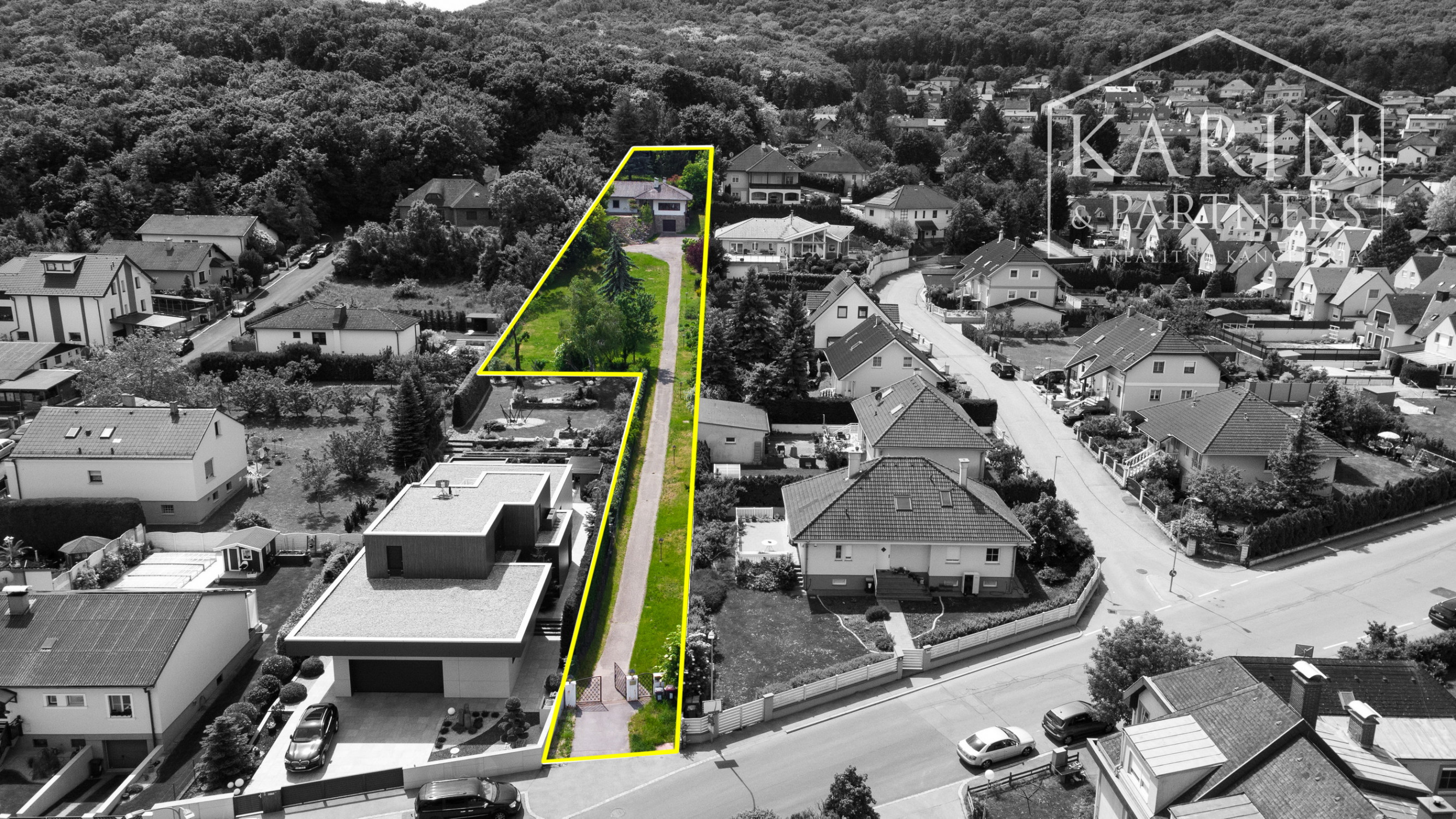 Pozerajte z okna priamo na hrad - na predaj pozemok s rodinným domom v nádhernom prostredí pod Hradom Schlossberg v Hainburgu.