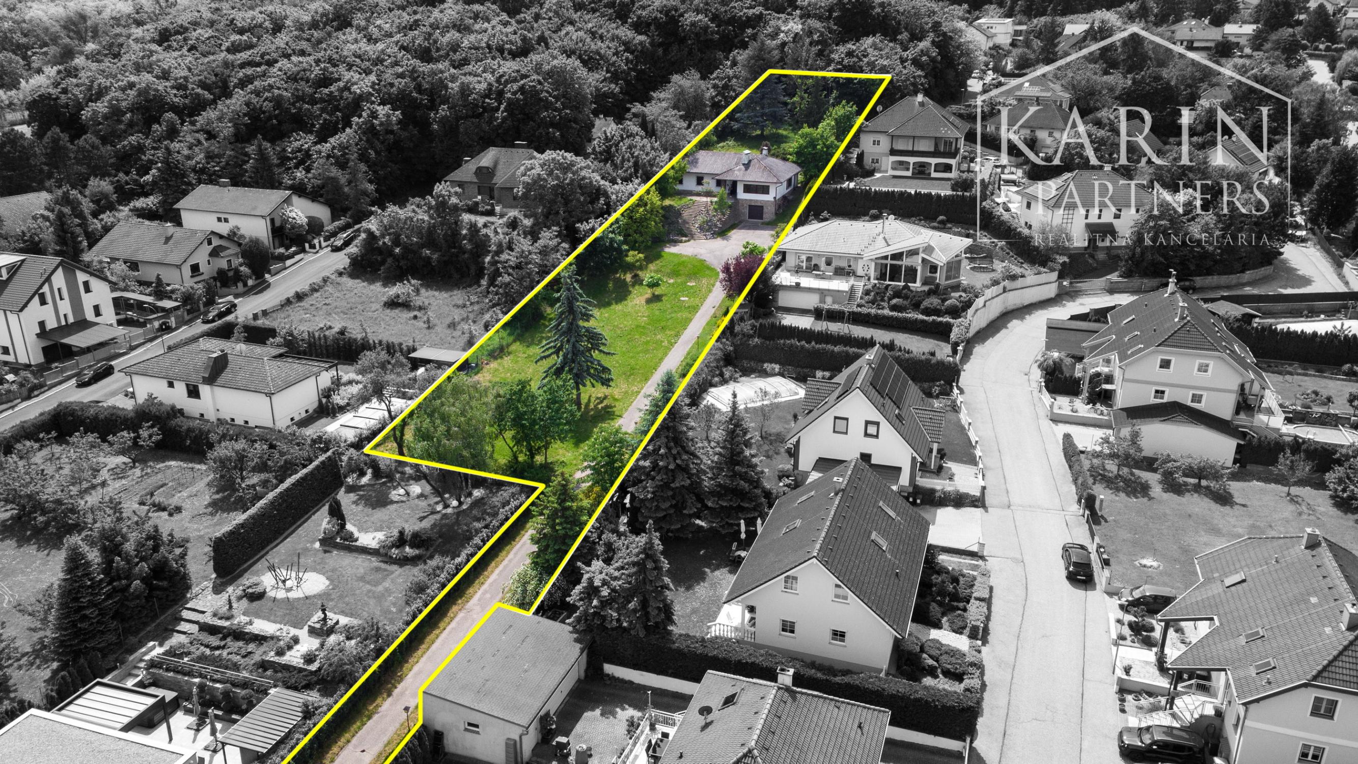 Pozerajte z okna priamo na hrad - na predaj pozemok s rodinným domom v nádhernom prostredí pod Hradom Schlossberg v Hainburgu.