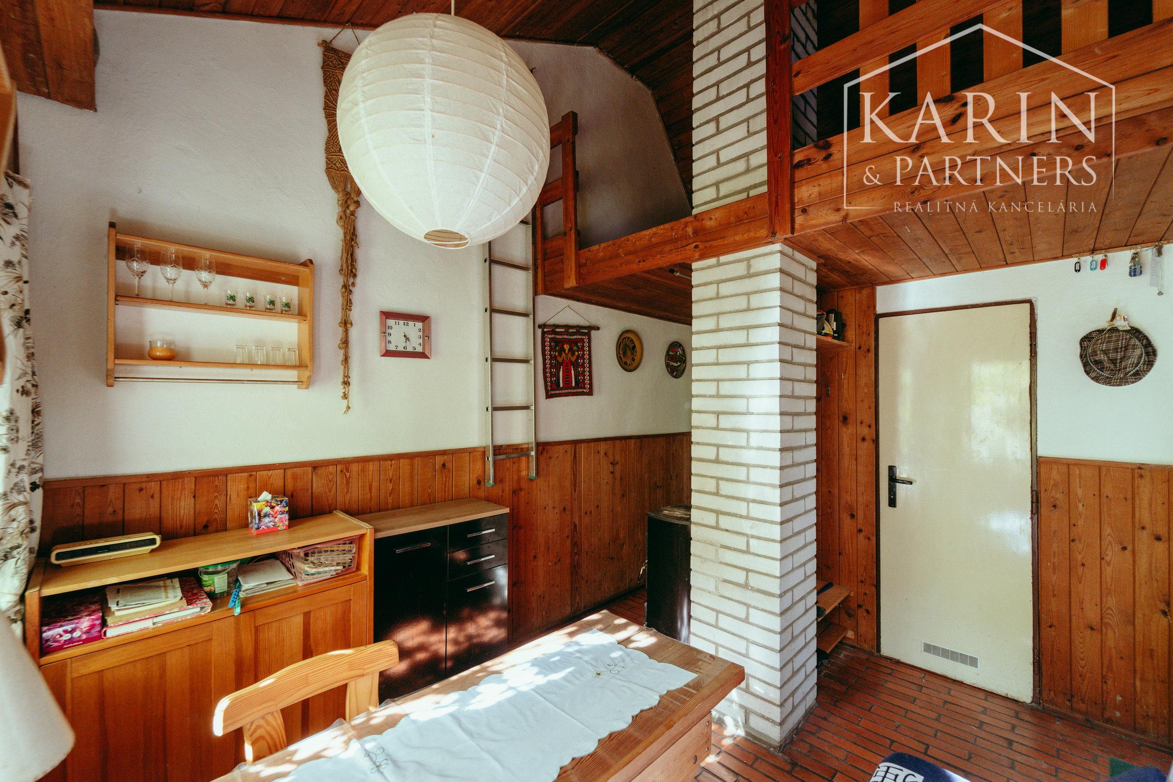 Chata pri Lábskom jazere neďaleko Bratislavy s možnosťou celoročného využitia