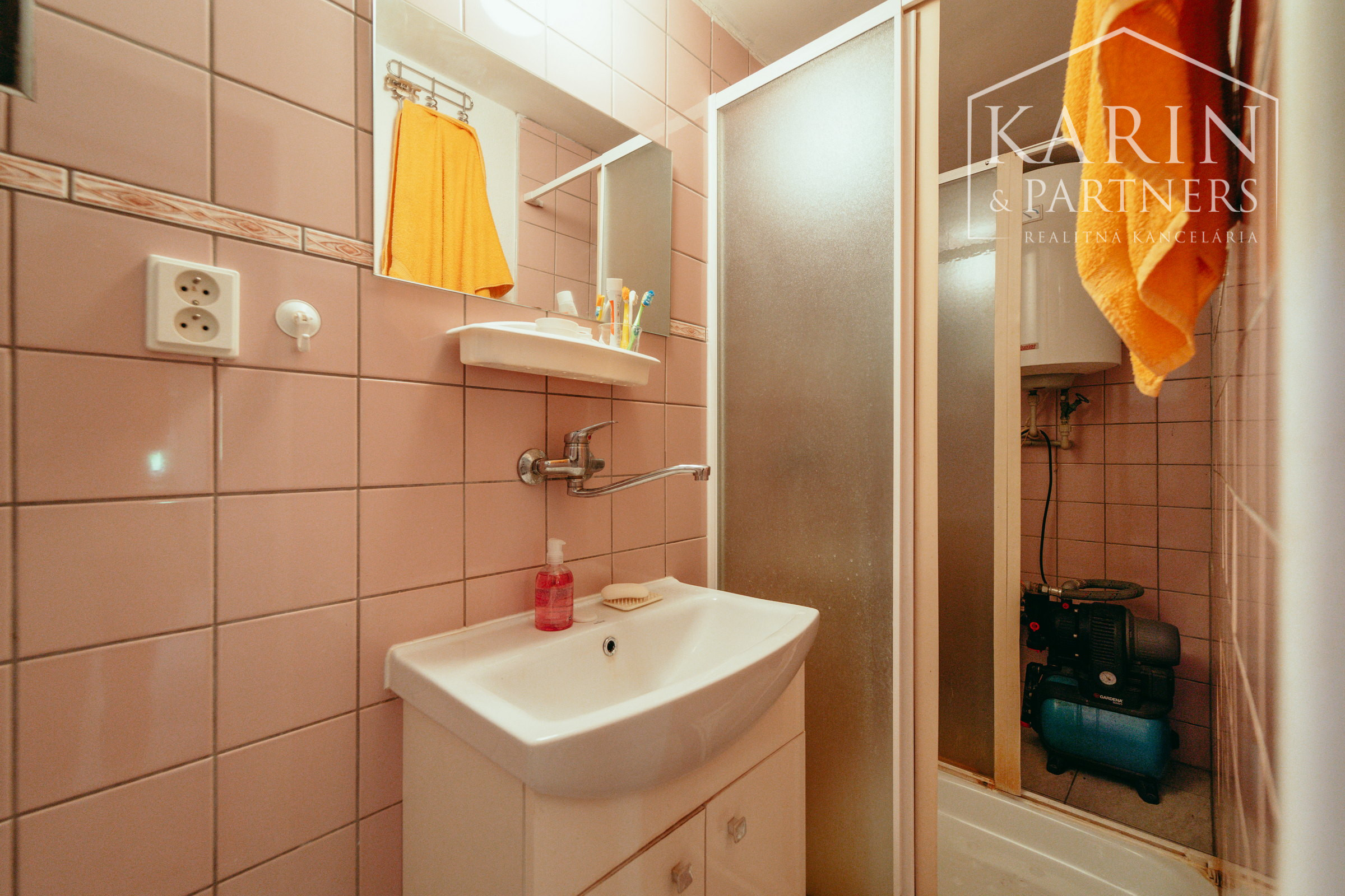 Chata pri Lábskom jazere neďaleko Bratislavy s možnosťou celoročného využitia