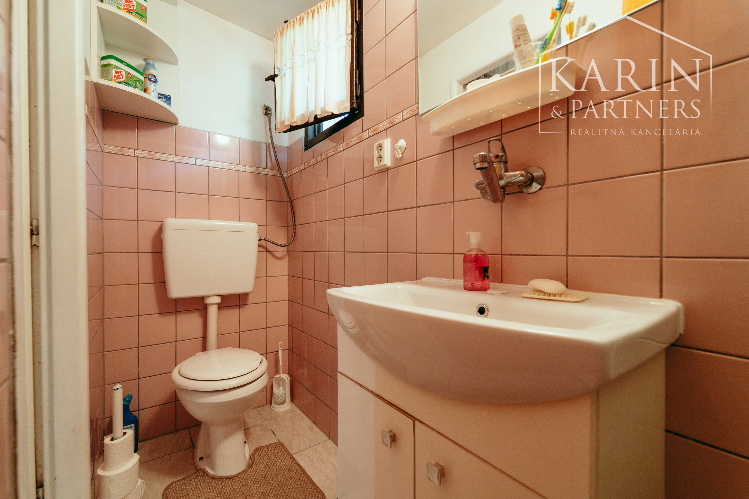 Chata pri Lábskom jazere neďaleko Bratislavy s možnosťou celoročného využitia