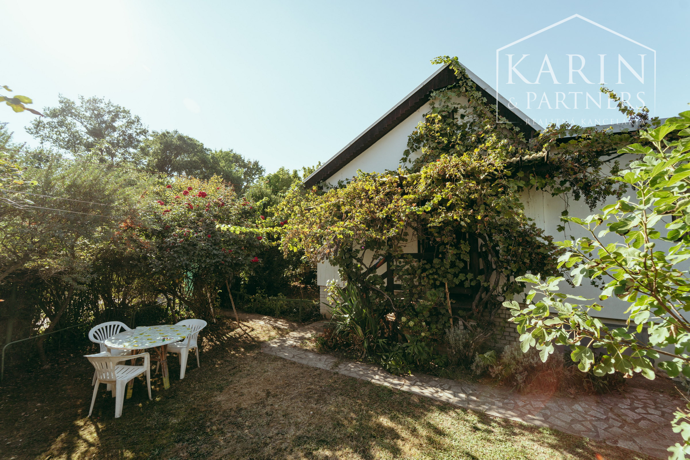 Chata pri Lábskom jazere neďaleko Bratislavy s možnosťou celoročného využitia