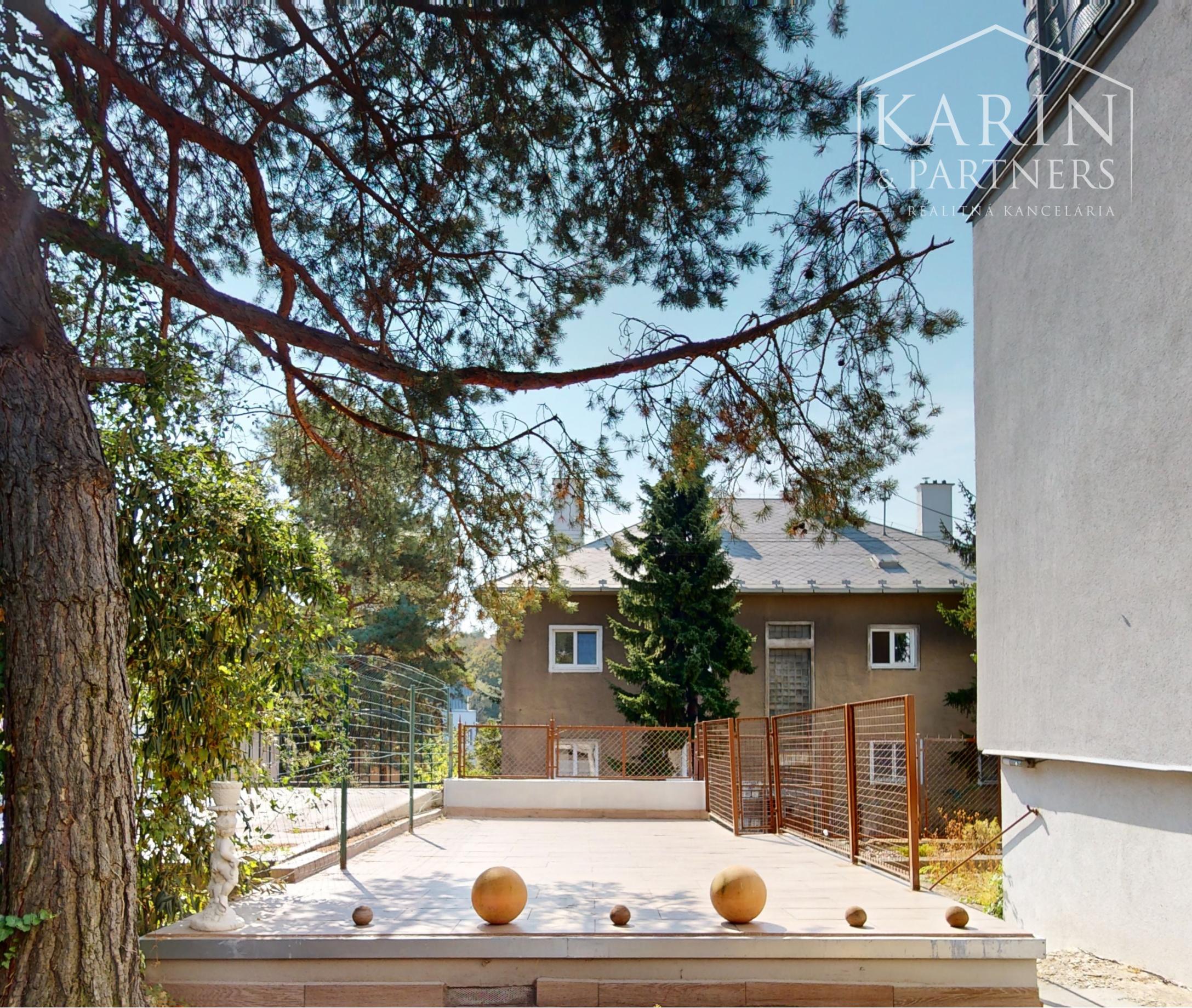 PREDANÝ : BYT 143 M2 + GARÁŽ + TERASY + LODŽIA VO VILE NA KRAMÁROCH, KRÁSNY VYHĽAD, NA SKOK VŠADE