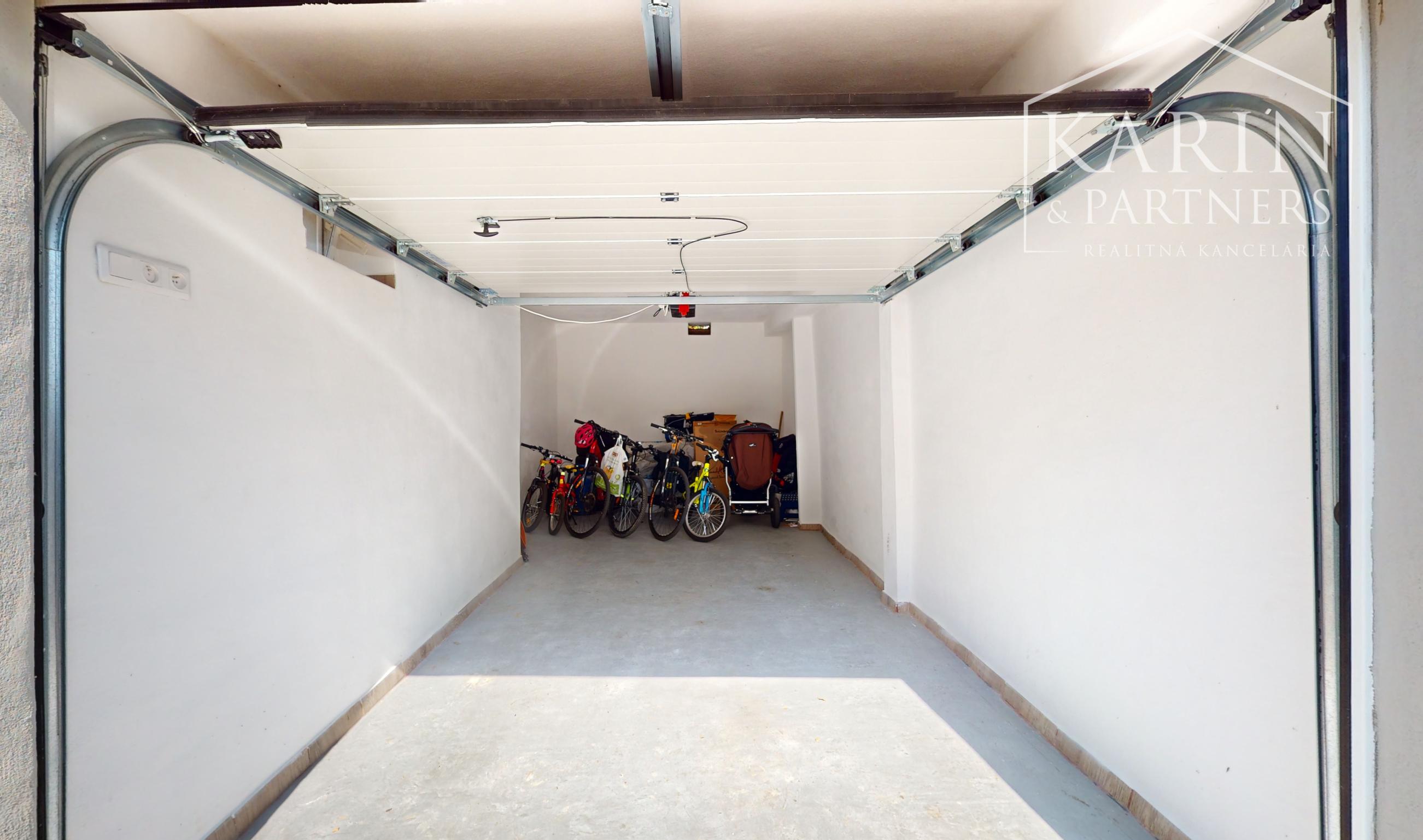 PREDANÝ : BYT 143 M2 + GARÁŽ + TERASY + LODŽIA VO VILE NA KRAMÁROCH, KRÁSNY VYHĽAD, NA SKOK VŠADE